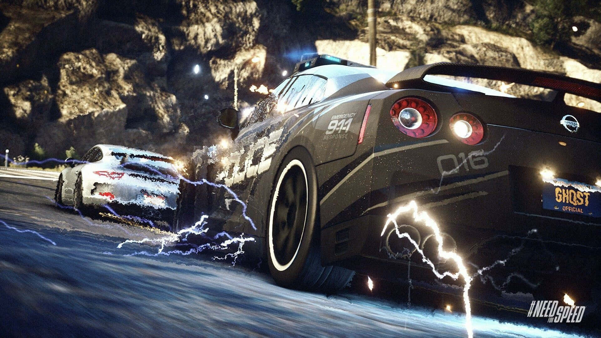 《Need For Speed》背景：雷霆警車 壁紙 — 一輛帶有發光閃電效果的黑色警用跑車在夜間潮濕的山路上與一輛白色汽車競速。