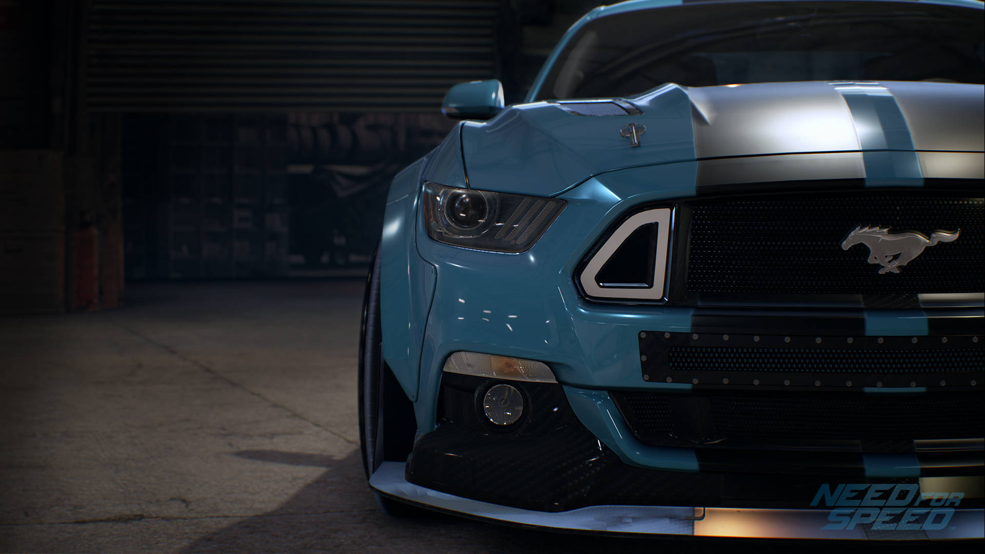 《Need For Speed》藍色福特Mustang GT 壁紙 — 一輛光滑的藍綠色福特野馬，帶有賽車條紋，在車庫燈光下閃閃發光，是電子遊戲渲染。