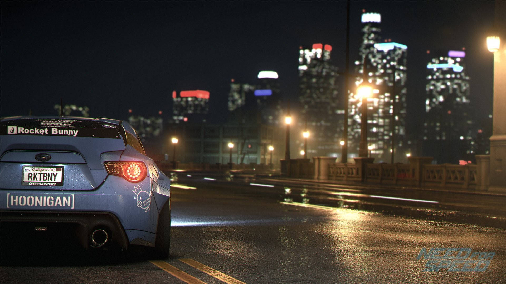 《Need For Speed》藍色Rocket Bunny 壁紙 — 一輛藍色改裝跑車帶有發光的尾燈，在夜間行駛在濕潤的城市橋樑上，背景是燈火通明的摩天大樓。