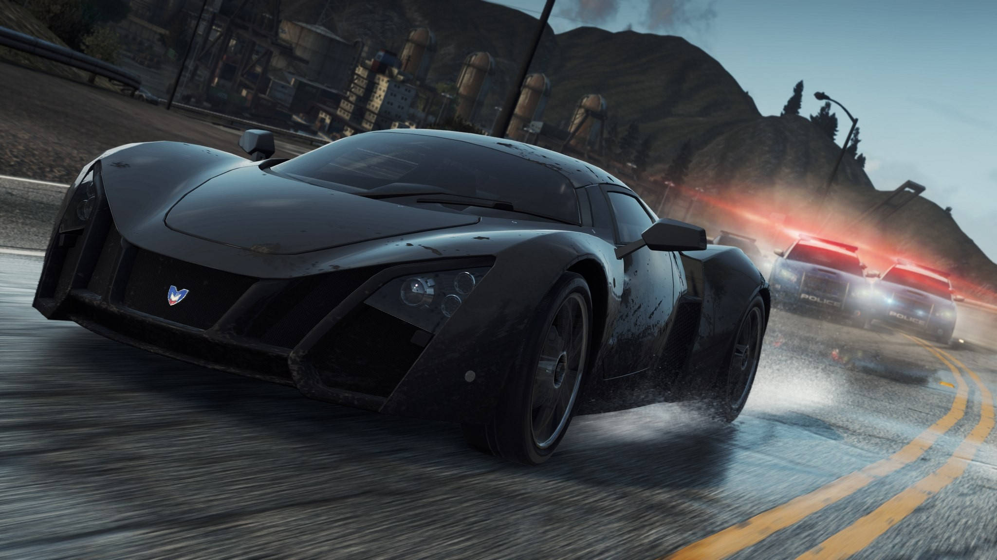 《Need For Speed》蘭博基尼Sesto Elemento 壁紙 — 一輛時尚黑色跑車在濕滑道路上疾馳，被閃爍的警車燈追趕，時值黃昏。