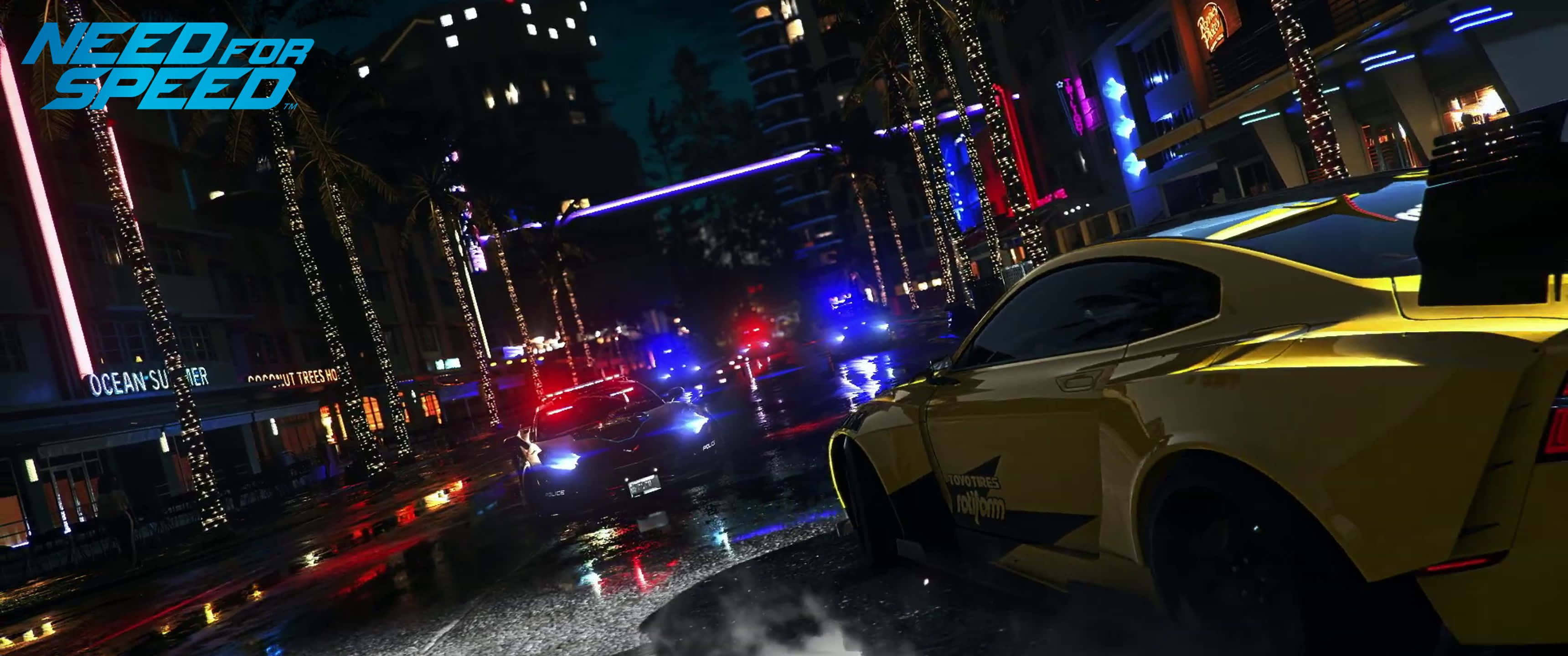 《Need for Speed》：超越群雄 壁紙 — 一輛黃色跑車在夜晚的霓虹燈光下，疾馳在濕漉漉的雨夜城市街道上，後面有警車燈閃爍。