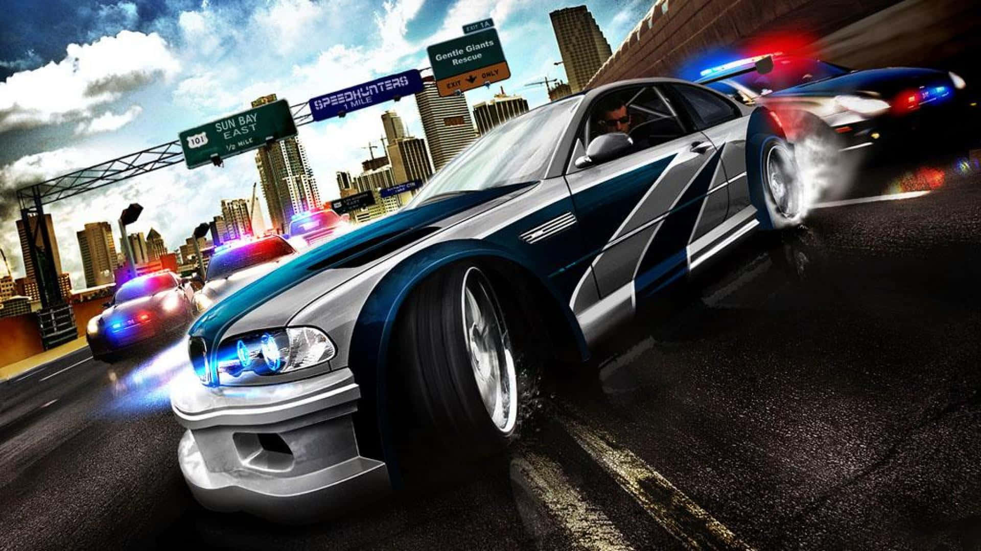 銀色跑車在城市的街道上奔馳，警車在後追趕。