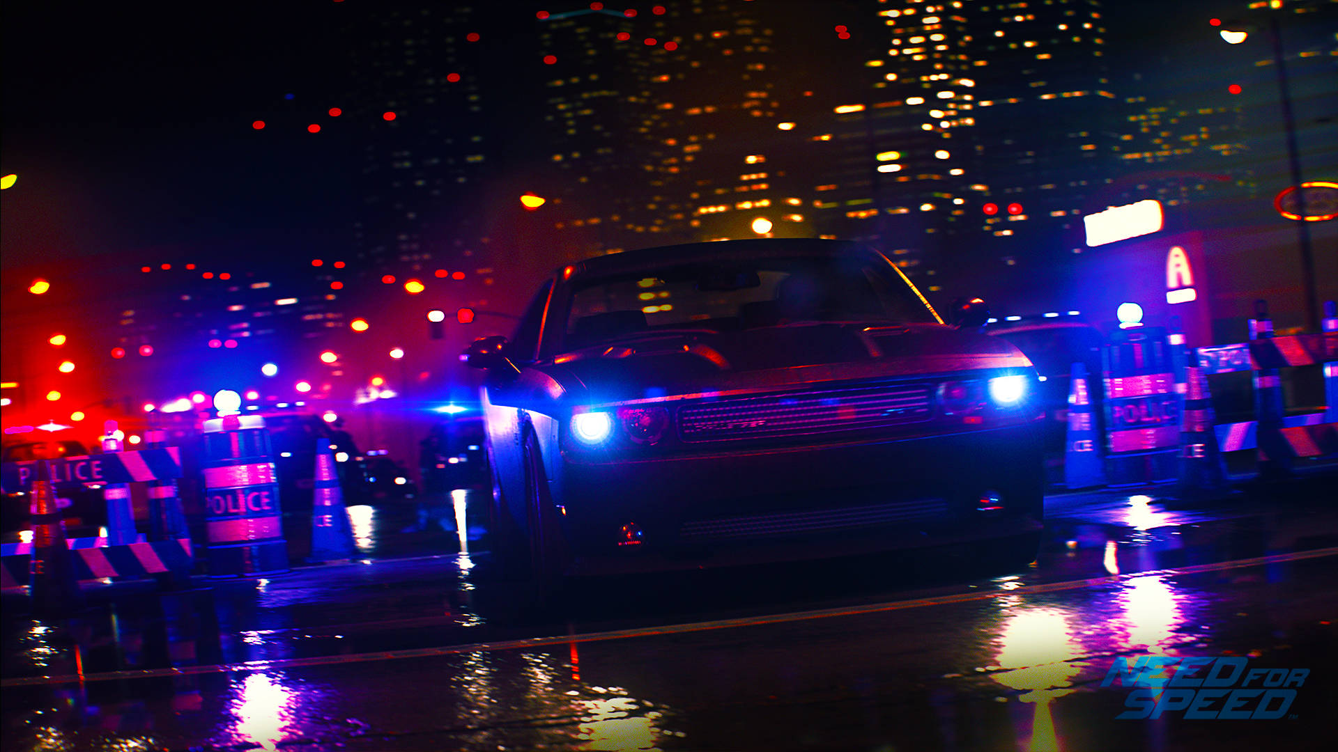 《Need For Speed》道奇Challenger 壁紙 — 一輛時尚的黑色肌肉車，帶有發光的藍色車頭燈，在夜間穿過濕滑的雨夜城市街道，周圍環繞著閃爍的警燈和霓虹燈招牌。