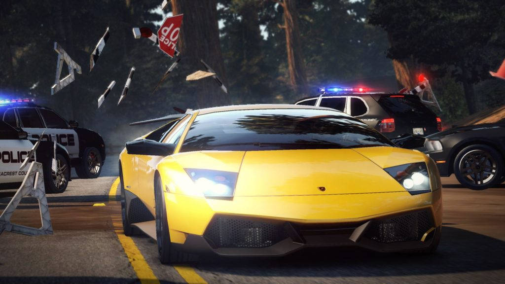 《Need For Speed》黃色Koenigsegg Agera R 壁紙 — 一輛黃色林寶堅尼 Murciélago 在森林道路上飛馳，警車追趕，碎片在空中飛舞。