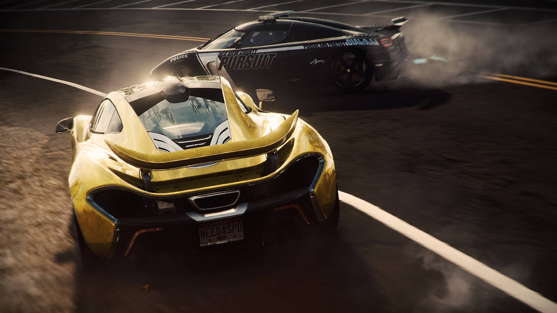 《Need For Speed》黃色Koenigsegg Agera R 壁紙 — 一輛金色跑車在道路上激進地飄移，後面一輛警車追逐，輪胎冒出滾滾濃煙。