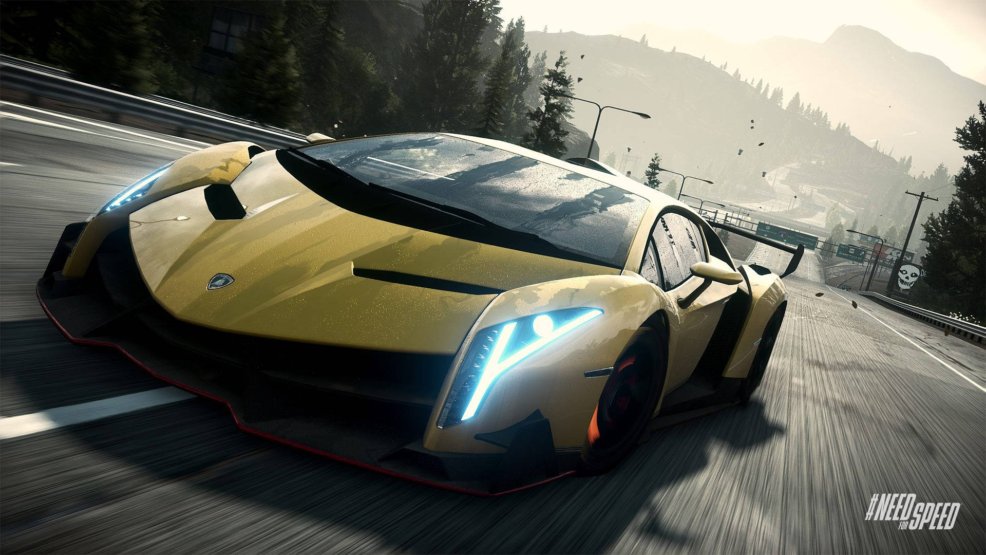 《Need For Speed》黃色蘭博基尼Veneno 壁紙 — 一輛金色林寶堅尼跑車在樹木和山丘背景下的山區高速公路上疾馳。