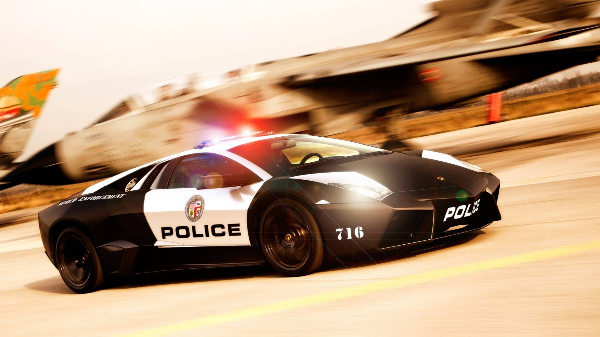 《Need For Speed》黑色Koenigsegg Agera R警車 壁紙 — 一架黑白警用林寶堅尼在跑道上高速駛過戰鬥機，帶有動態模糊效果。