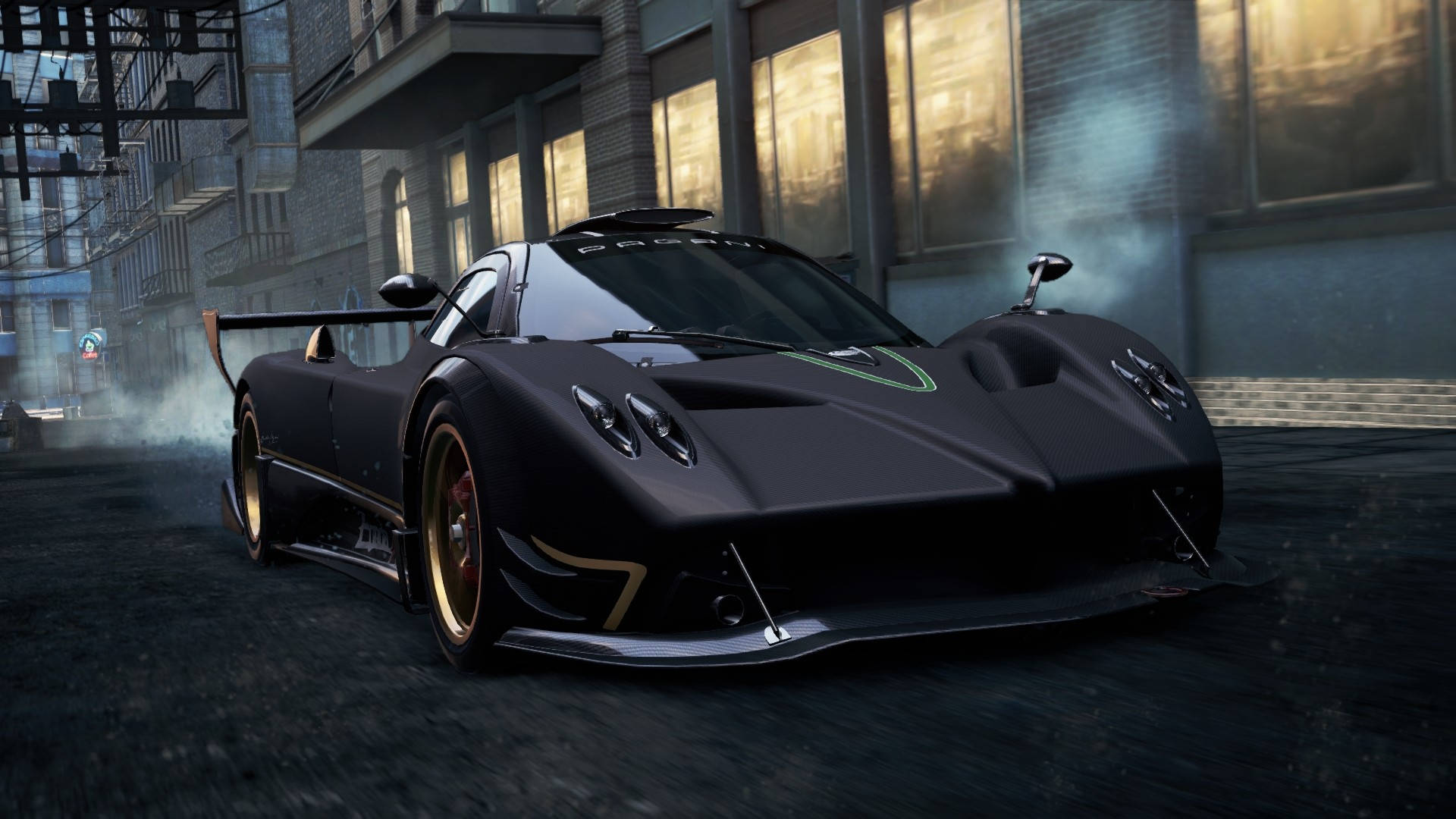 《Need For Speed》黑色帕加尼Zonda R 壁紙 — 一輛啞光黑色帕加尼 Huayra 配金色飾邊，在黃昏時分於灰塵滿佈的城市小巷中飄移。
