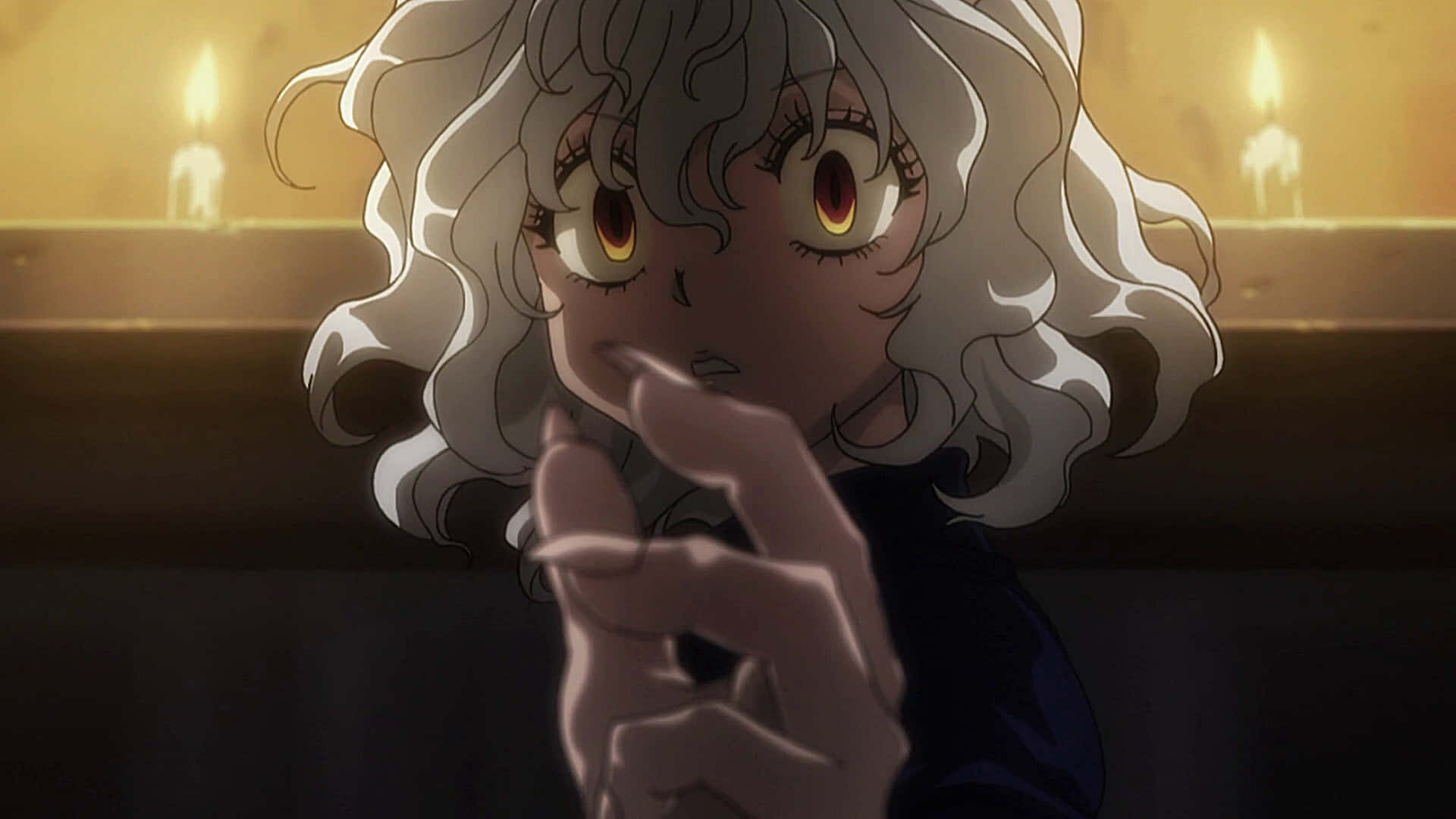 銀髮琥珀色眼睛的動漫女孩在燭光房間中指向前方。
