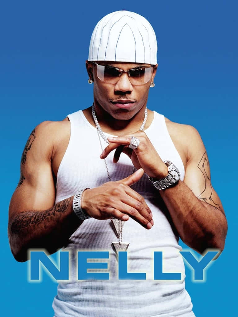 Nelly 在專輯《Sweat》封面造型 壁紙 — 饒舌歌手 Nelly 自信地穿著白色背心和帽子，在純藍色背景前擺姿勢，飾有珠寶和紋身。