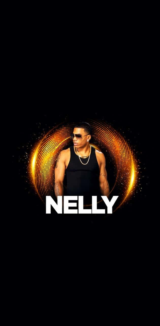 Nelly 在近期演唱會現場演出 壁紙 — 一名戴著太陽眼鏡和黑色背心的男子，站在黑色背景中發光的金色圓形光環中央，下方有粗體白色文字顯示名字NELLY。