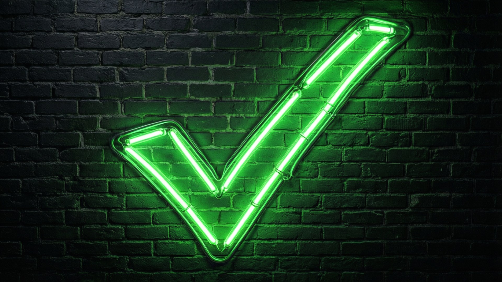 Neon Checkmark on Brick 壁紙 — 一個發光的綠色霓虹剔號照亮了深色磚牆，帶有鮮豔的光芒。