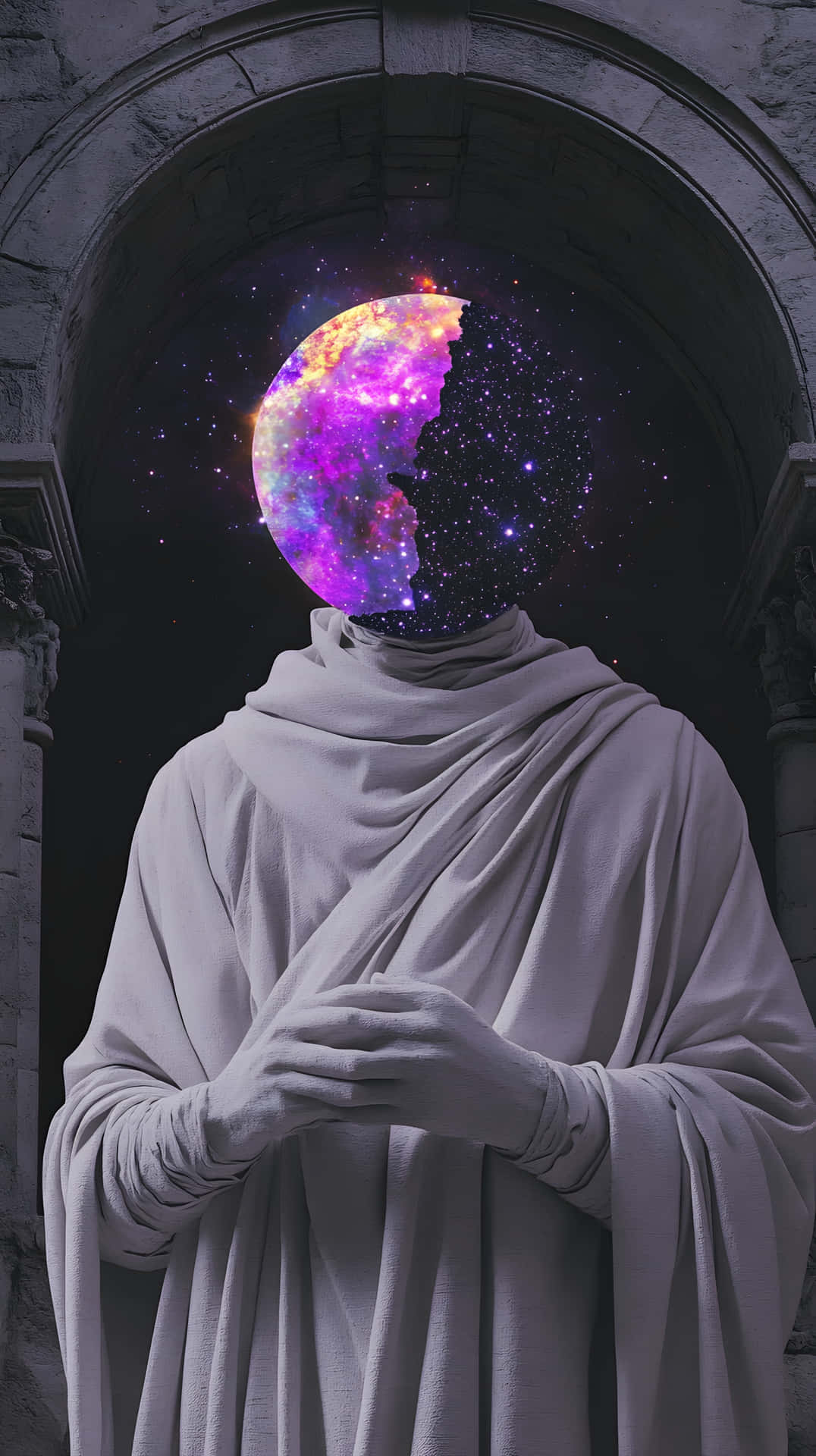 Neon galaxy head in stone robe surreal 壁紙 — 一個身穿長袍的身影站在石拱門下，一個宇宙星系月亮取代了它的頭部，散發著紫色和粉紅色的星雲光芒。
