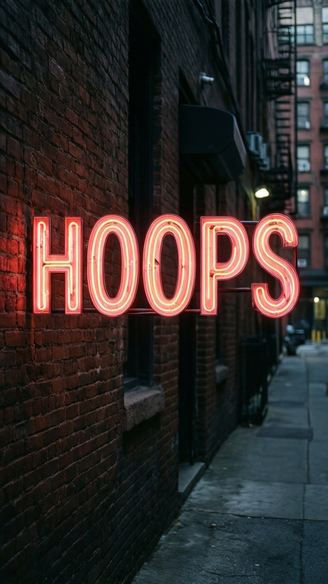 夜晚城市小巷磚牆上寫著 hoops 的紅色霓虹燈牌