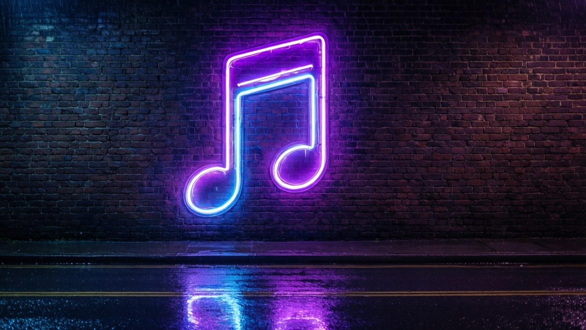 Neon Music Note 壁紙 — 一個發光的霓虹音樂符號標誌，呈現紫色和藍色色調，照亮了深色磚牆，其倒影在下方潮濕的路面上閃爍。