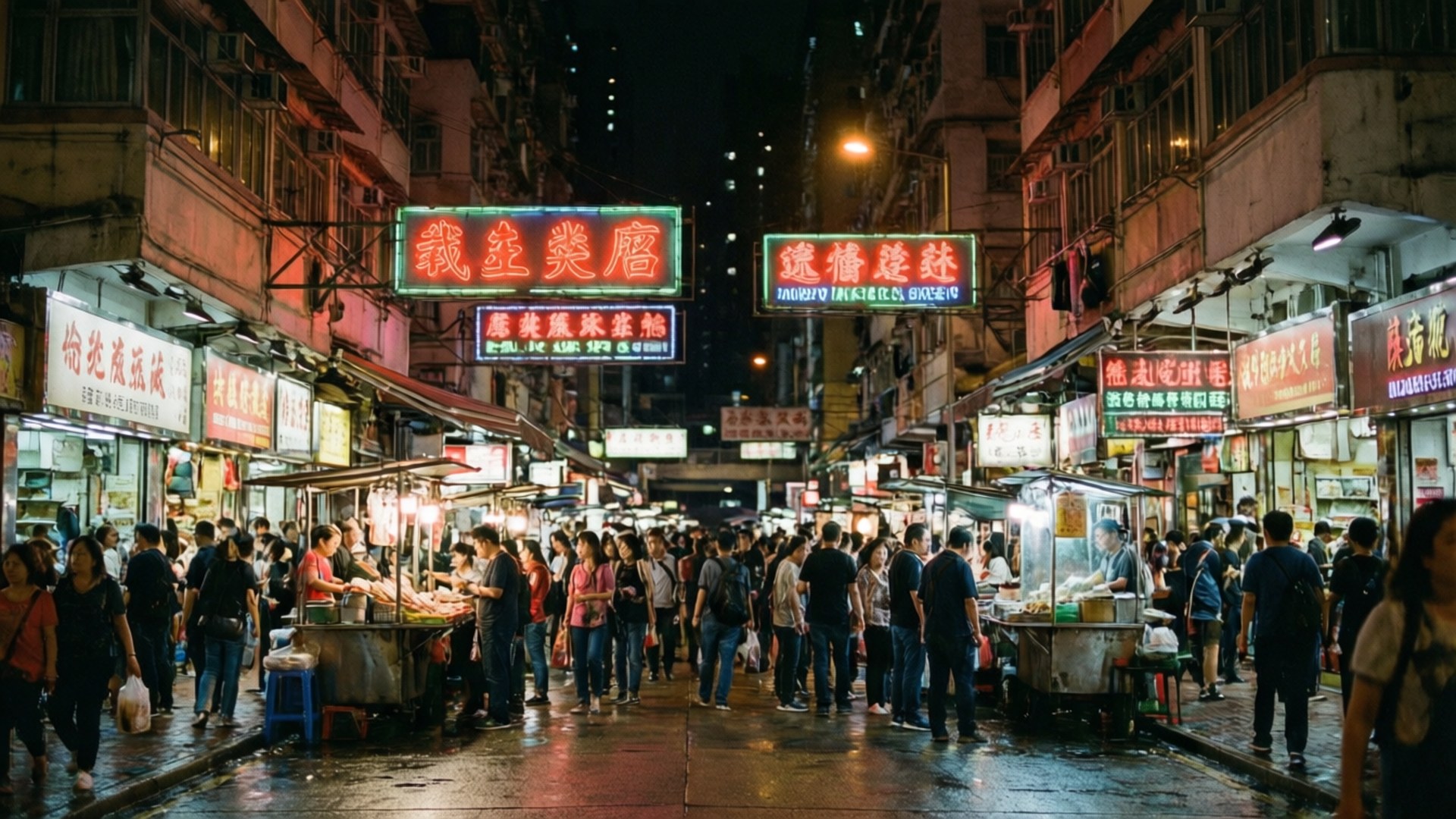 捕捉香港 Mong Kok 區夜晚璀璨而喧鬧街景的動感畫面，展現其電光火石般的活力氣息。