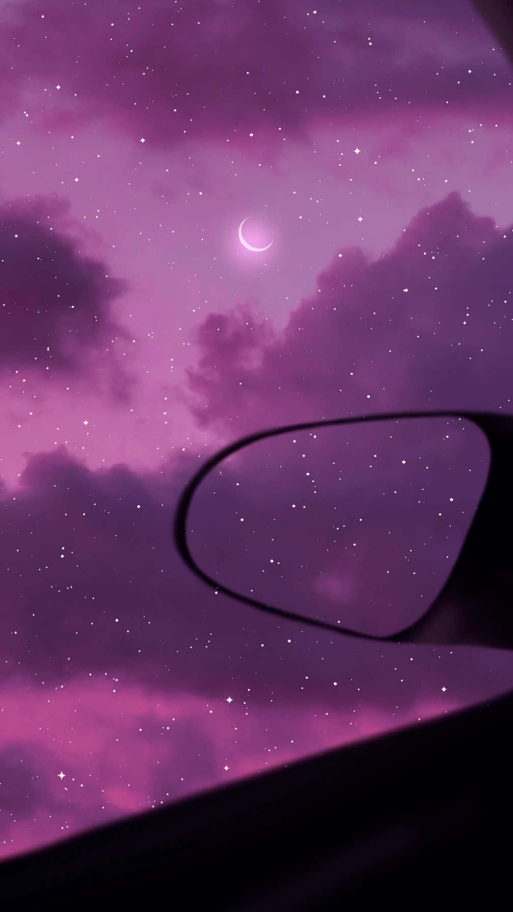 汽車側鏡反射出帶有新月的紫色星空夜空。