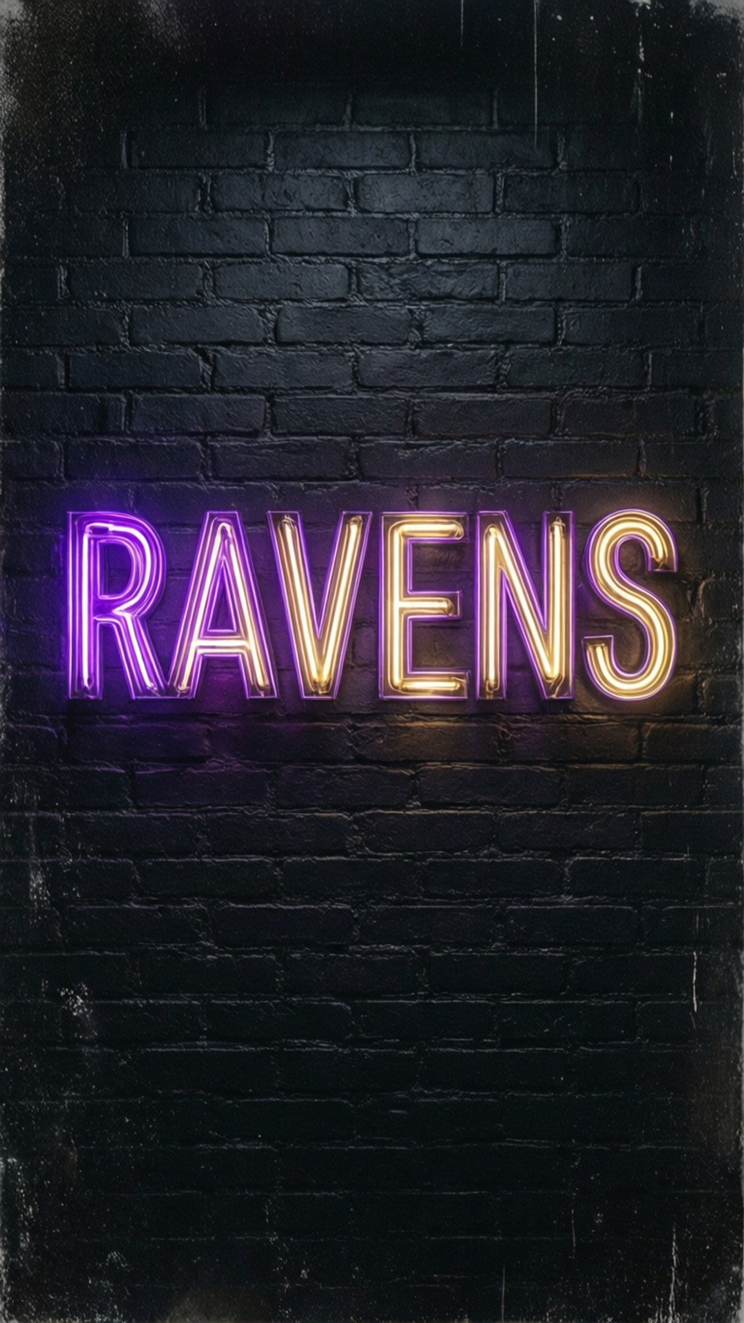 深色磚牆上帶有紫色和金色ravens字樣的霓虹燈牌