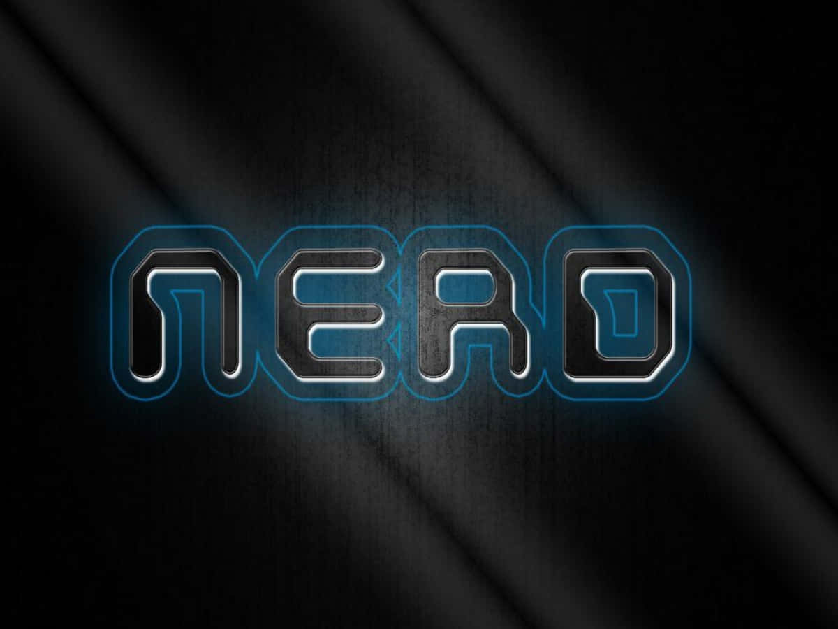 書呆子 桌布 壁紙 — 「NERO」呢個字喺深色有紋理嘅布料背景上發出明亮嘅藍色霓虹光輪廓。