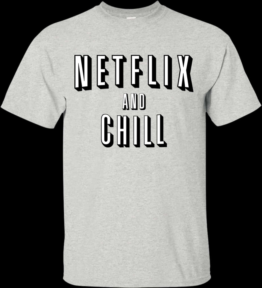 Netflix And Chill T恤 壁紙 — 一件灰色T恤，在純黑色背景上有粗體黑白「NETFLIX AND CHILL」文字。