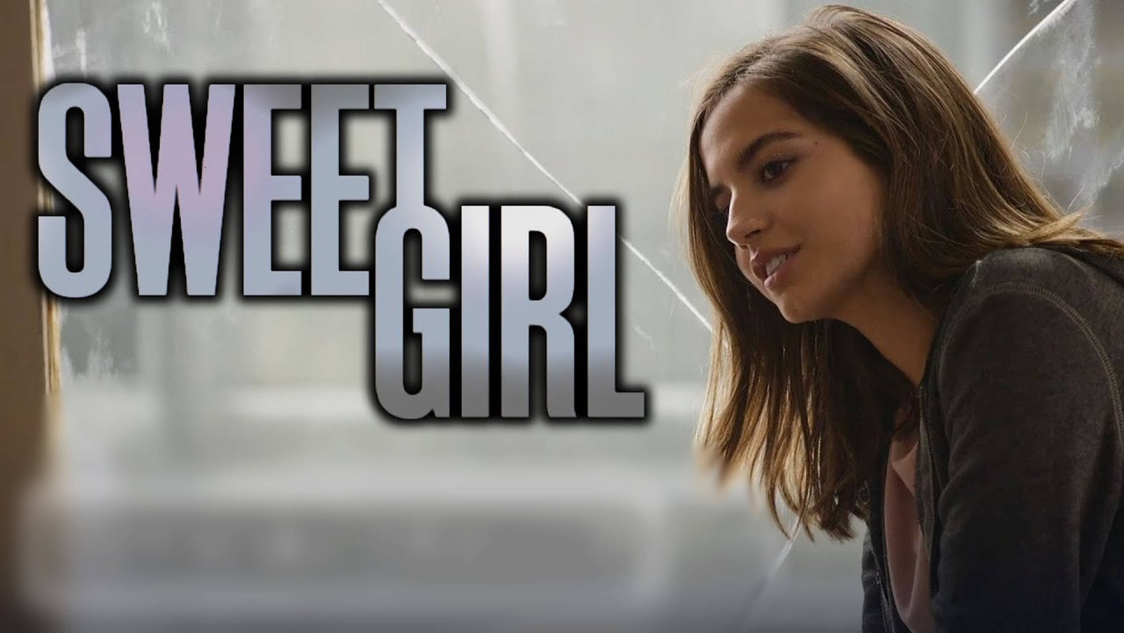 甜心女孩 Netflix瑞秋 壁紙 — 一位棕色頭髮的年輕女性在模糊的窗戶背景前，於粗體銀色文字 sweet girl 旁邊溫柔地微笑。