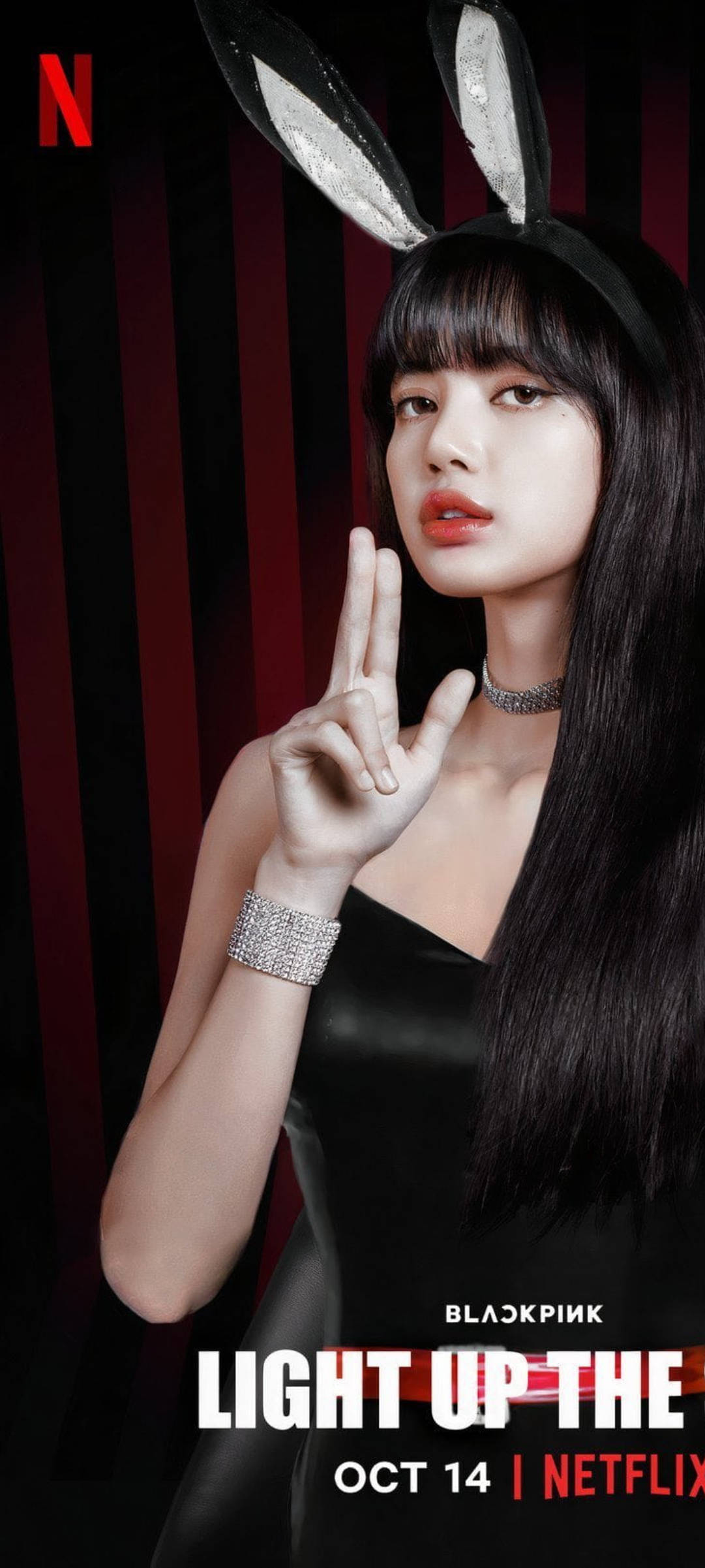 Netflix《Light Up The Sky》Lisa BLACKPINK高清海報 壁紙 — 一位擁有長黑髮和兔耳的女性在紅黑條紋背景前比出和平手勢。