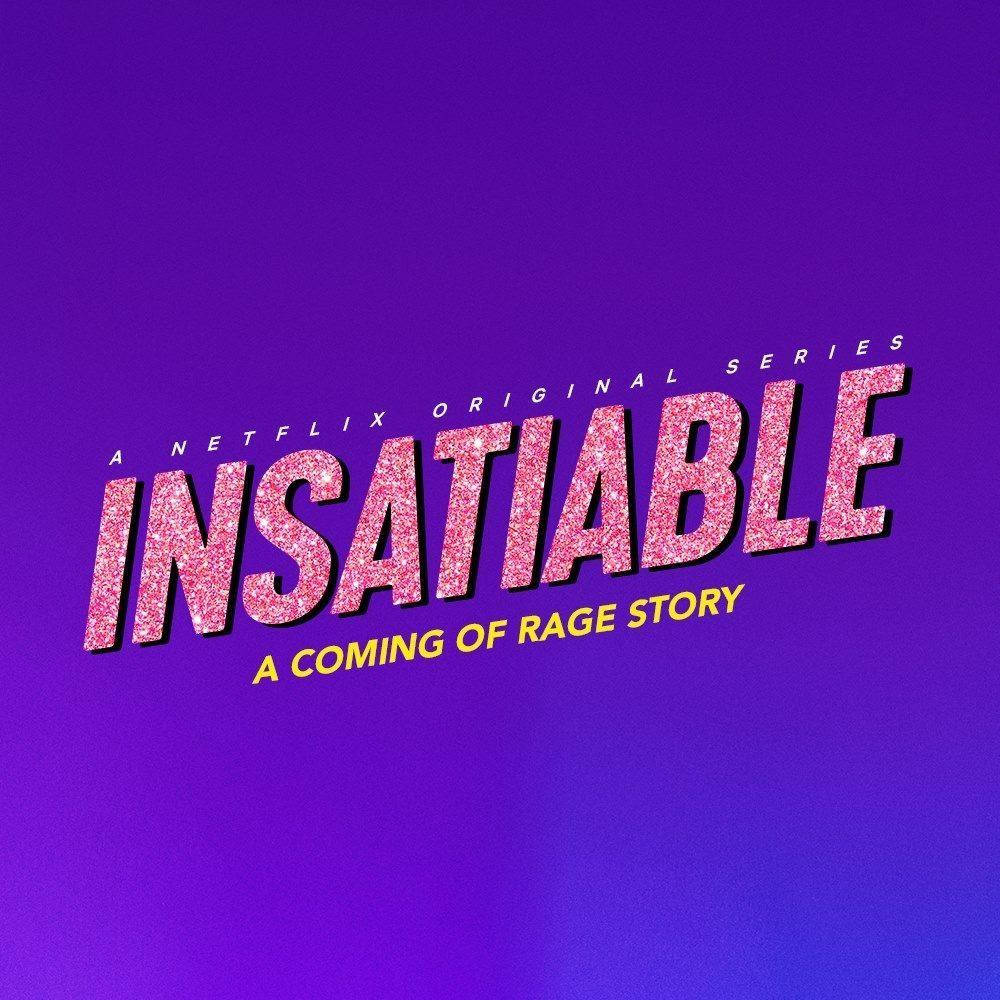 Netflix 原創電視劇《Insatiable》海報 壁紙 — 在漸變紫色背景上，帶有黃色字幕的大膽閃亮粉紅色「INSATIABLE」文字。
