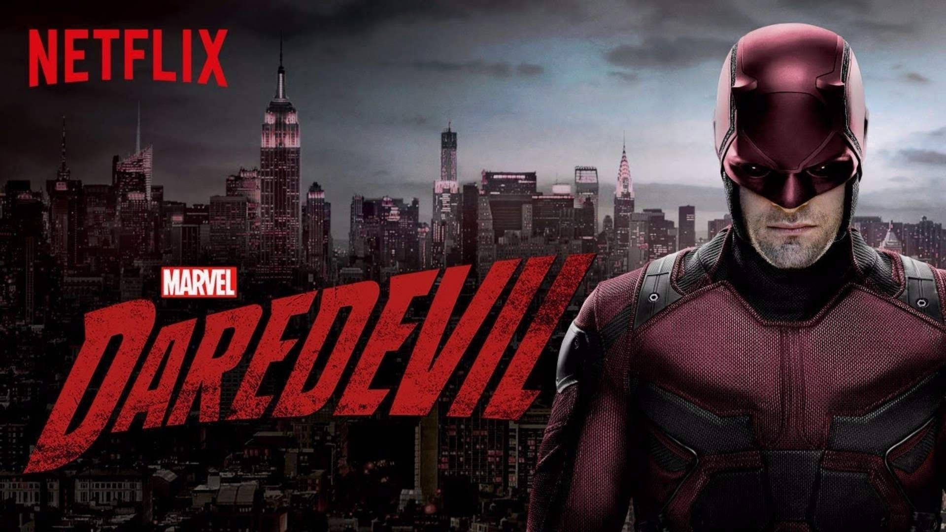 Netflix《夜魔俠》海報 壁紙 — 夜魔俠在暴風雲下，以堅定的姿態穿著紅色戰衣，面對陰沉的紐約天際線。