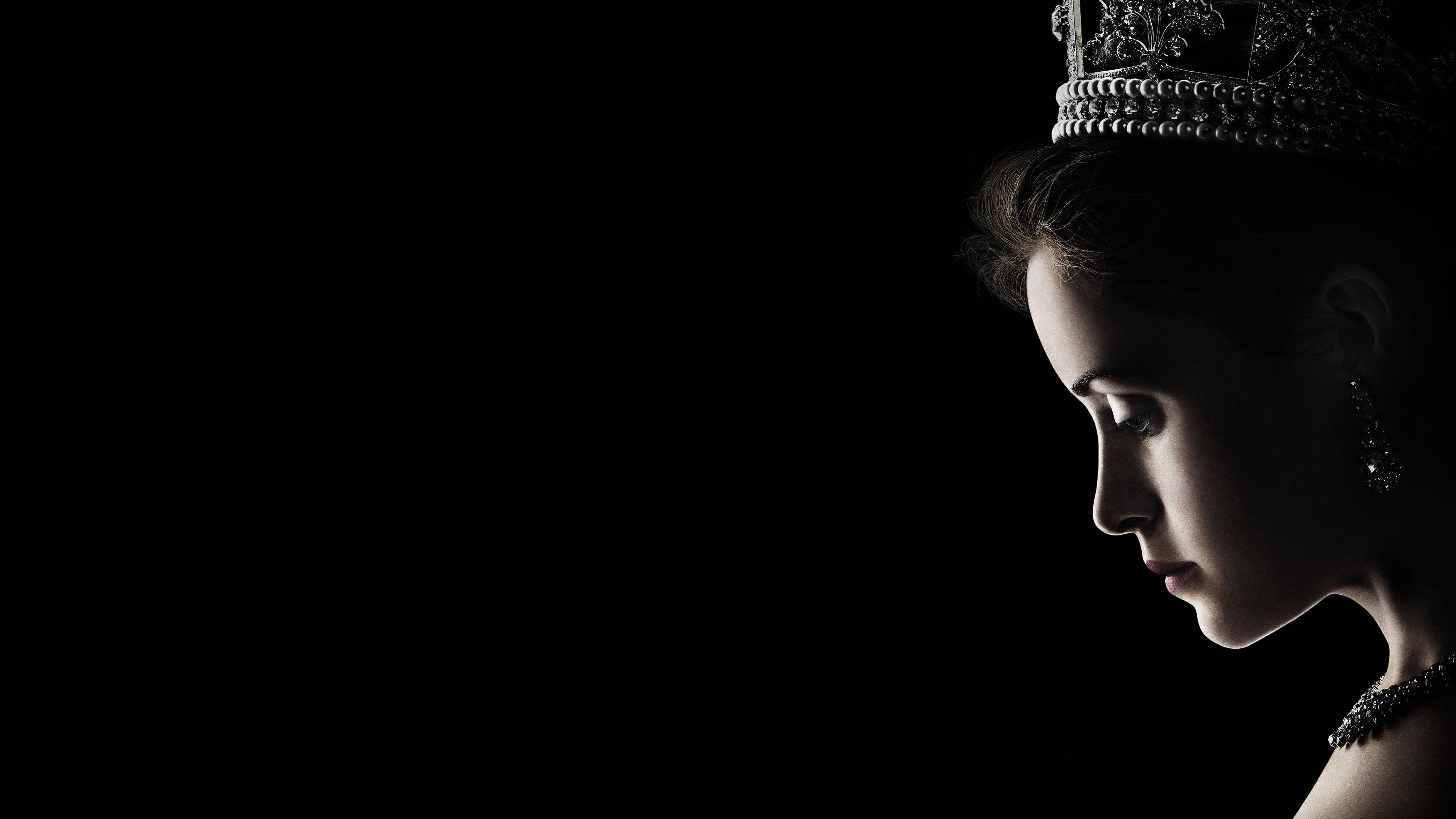 Netflix《王冠》第一季 壁紙 — 一位高貴的女性側面像，戴著鑲有寶石的王冠和項鍊，背景是純黑色，她的臉部從側面柔和地照亮。