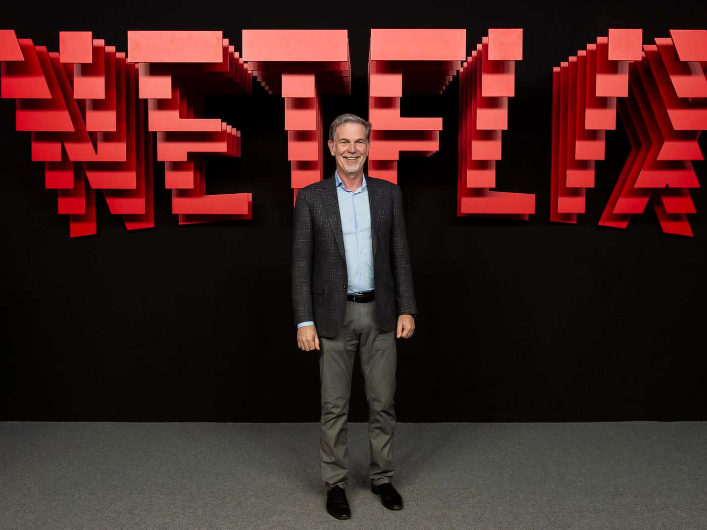 Netflix 的 John Savage 喺 Netflix 標誌前擺甫士 壁紙