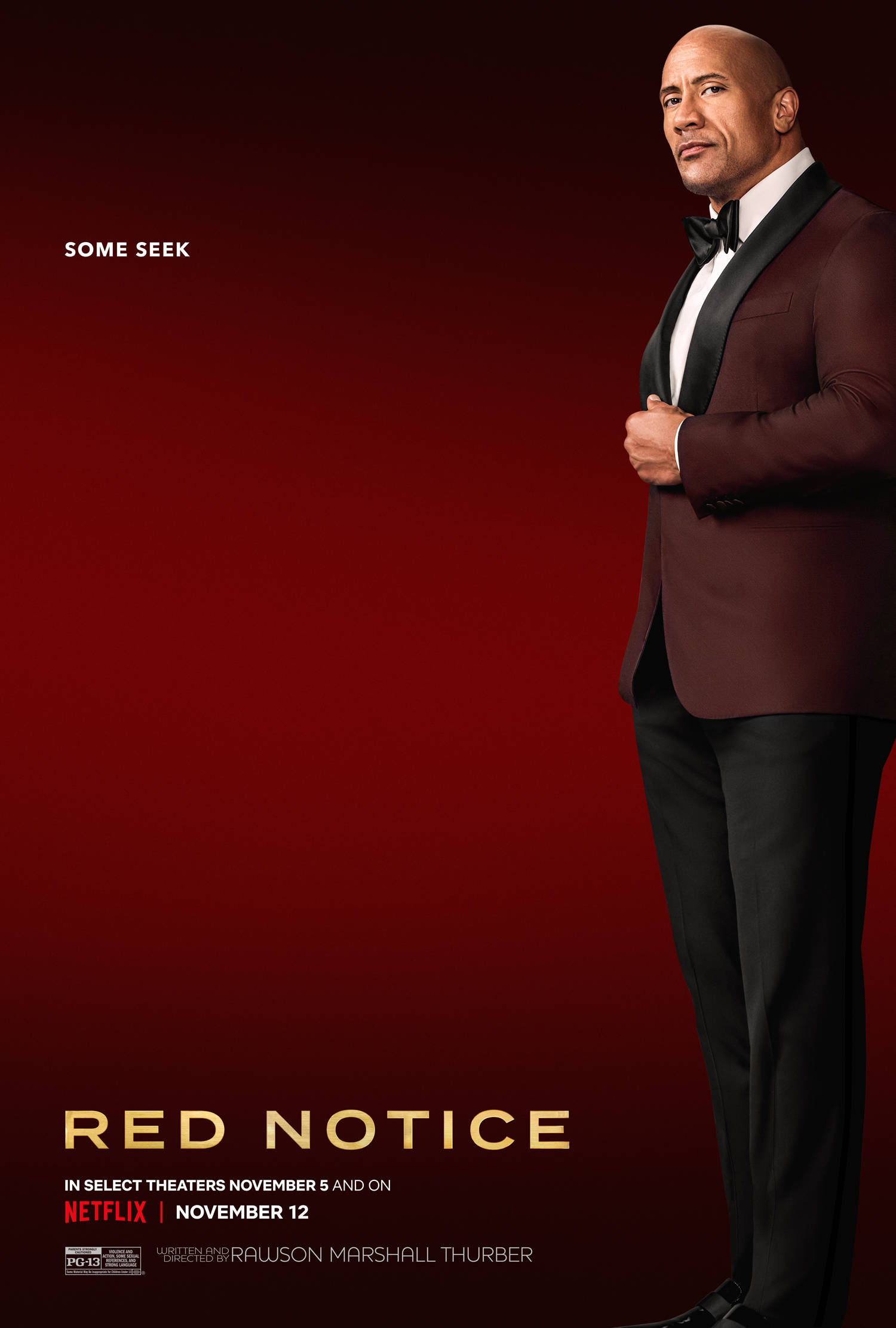 Netflix《紅 notice》道恩·強森 壁紙 — 巨石強森自信地穿著酒紅色燕尾服，站在深紅色漸變背景前，帶有電影標題文字。