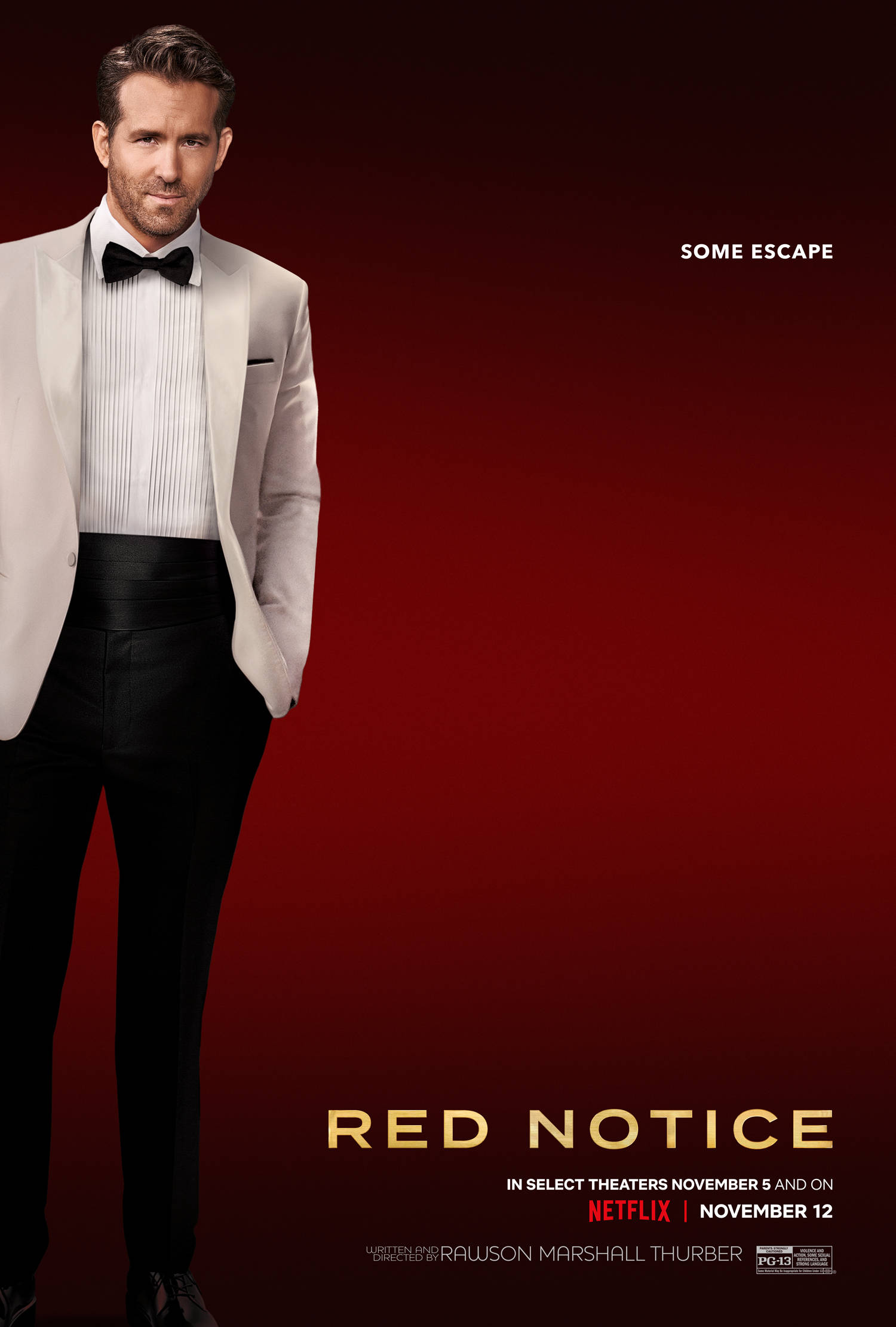 Netflix《紅 notice》瑞安·雷諾茲 壁紙 — 賴恩雷諾士自信地穿著白色燕尾服，站在深紅色漸變背景前，帶有電影標題文字。