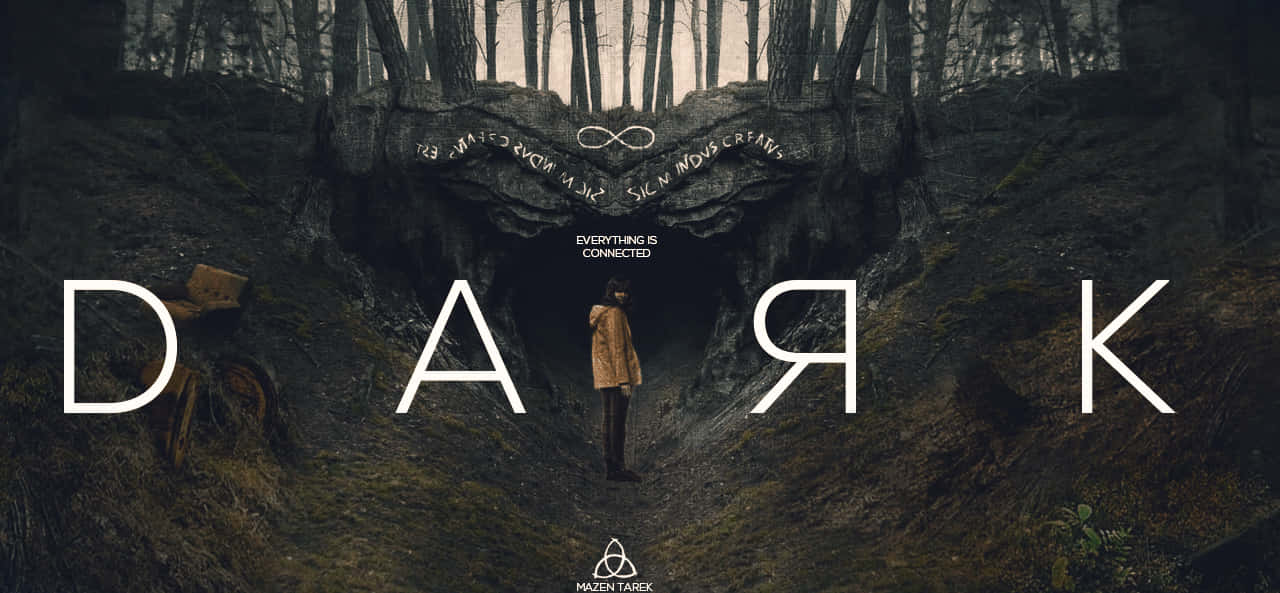 Netflix原創劇集《Dark》劇照 壁紙 — 一個身穿棕色外套的孤獨身影，站在迷霧森林中一個黑暗洞穴的入口處，前景有大型白色字母拼出「DAYAK」。