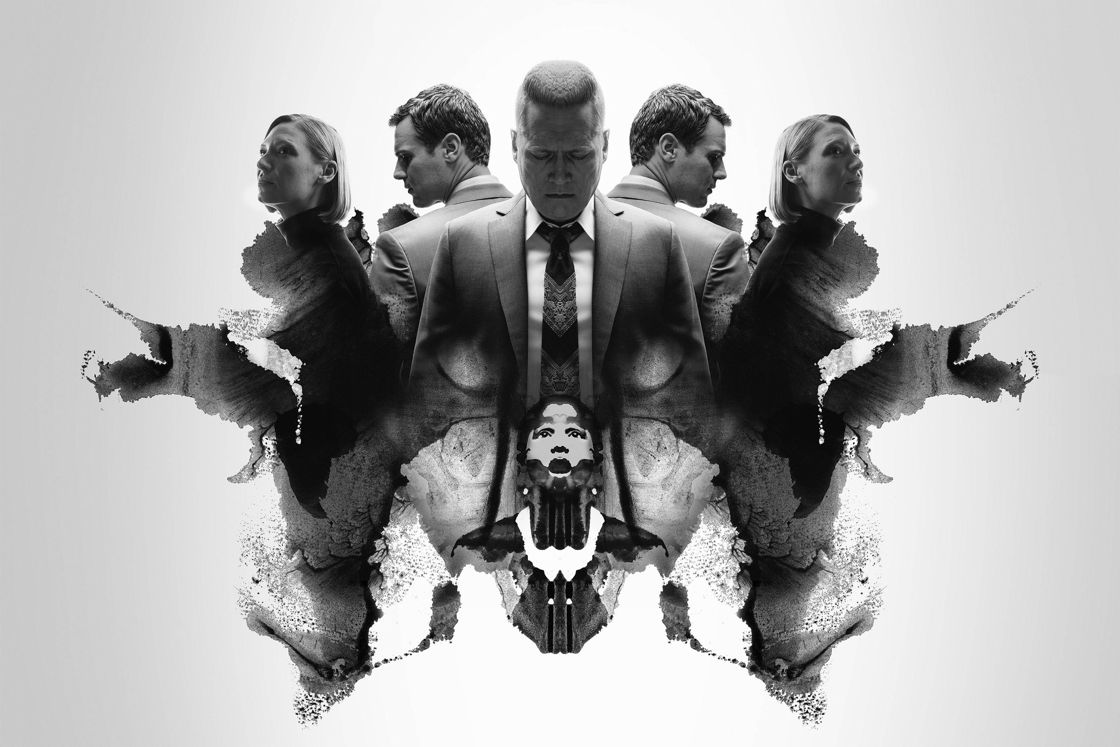 Netflix懸疑劇《心理追兇》 壁紙 — 黑白對稱構圖，由破碎的人形組成，中央是一位穿西裝打領帶的男子，周圍是鏡像面孔和抽象墨水般的飛濺。
