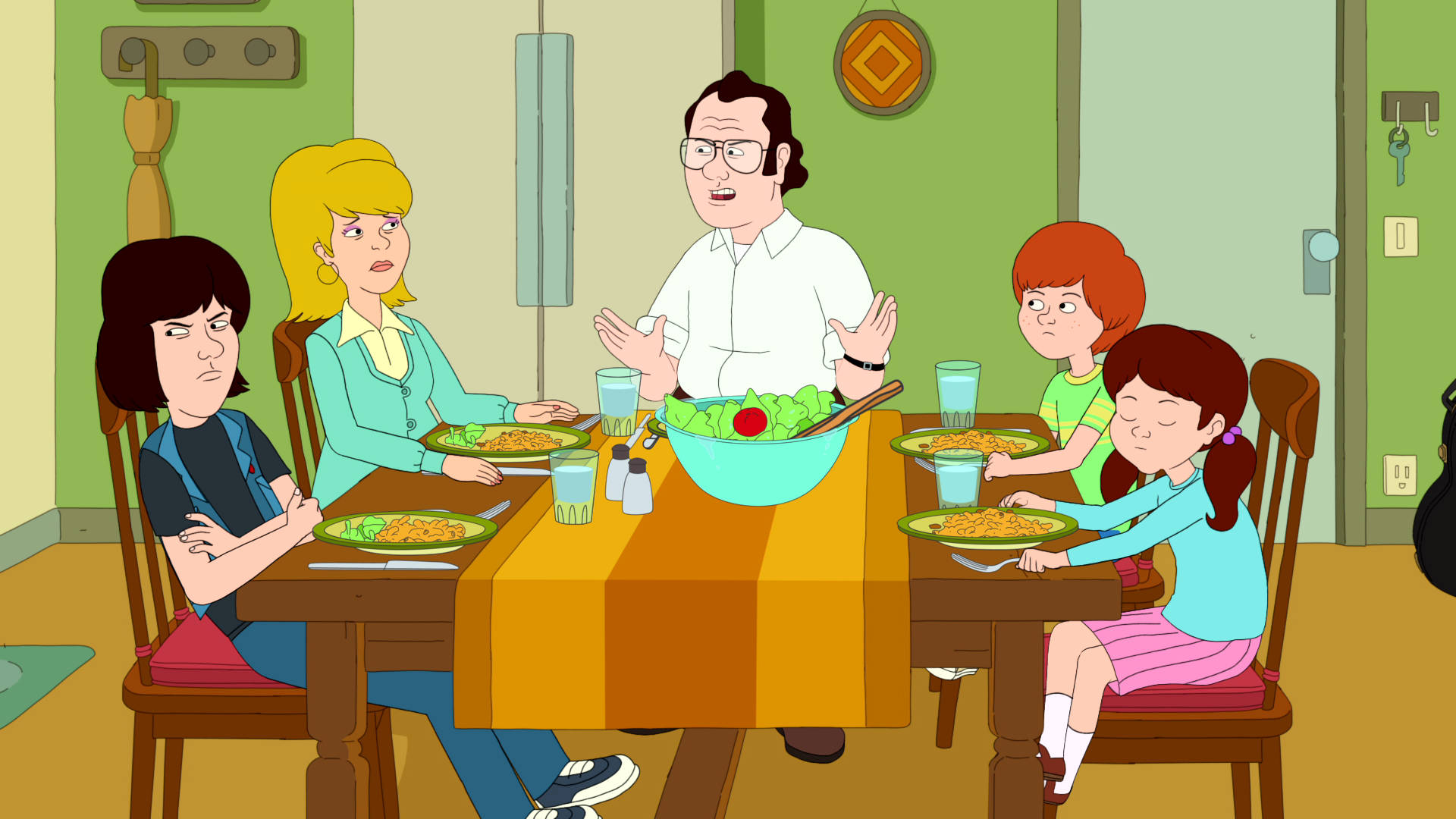 Netflix成人電視劇《F Is For Family》中墨菲一家的用餐場景 壁紙 — 一個五口之家坐在餐桌旁，有食物碟和一個大沙律碗，看起來煩惱或無聊。