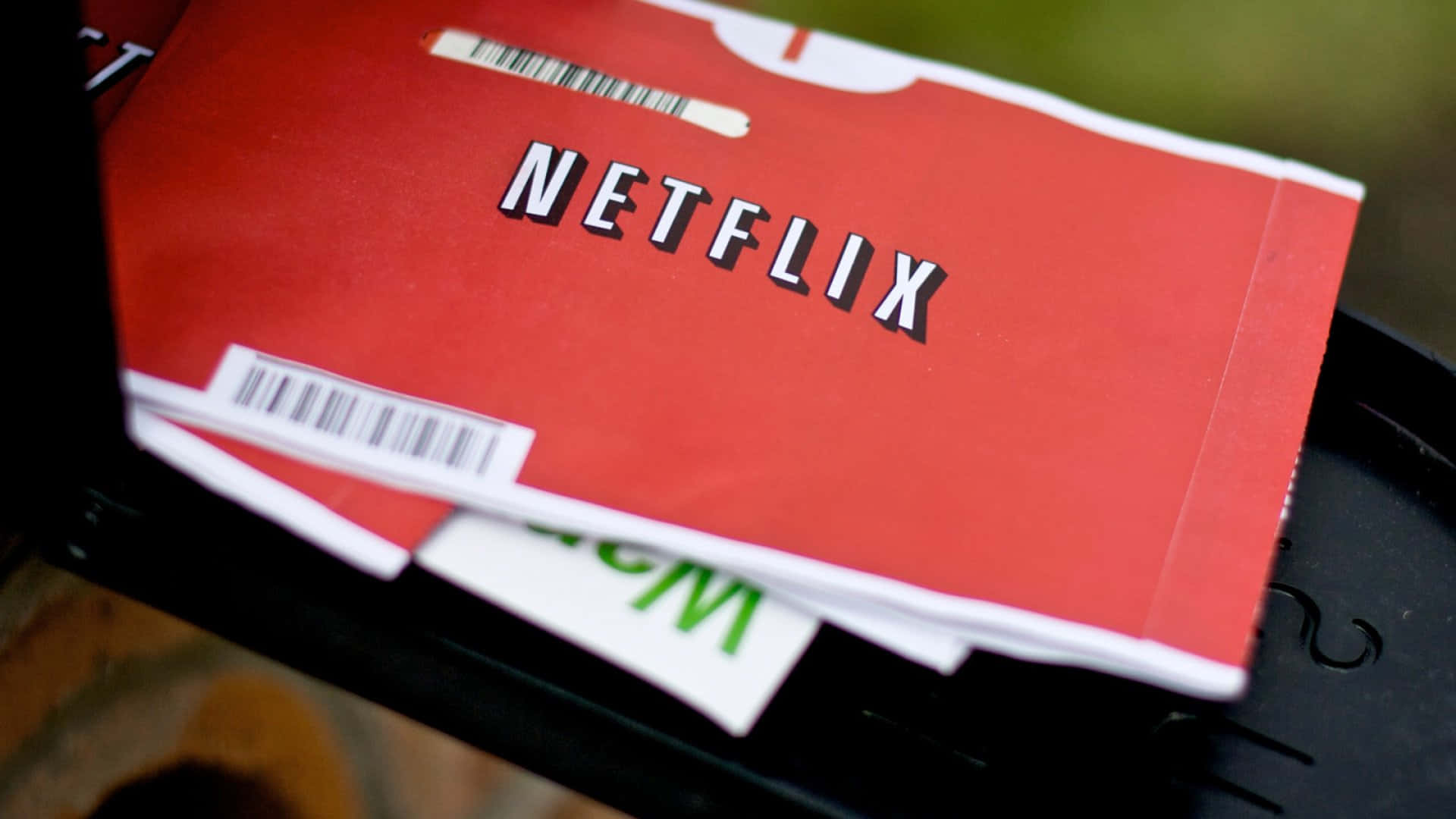 紅色Netflix DVD盒，帶有條碼，在黑色表面上。