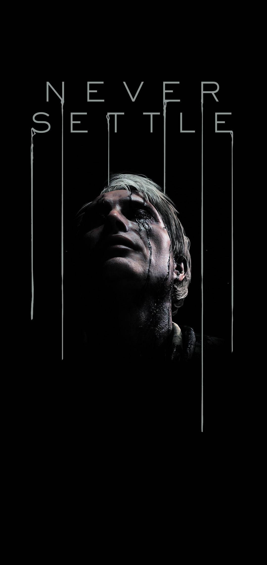Never Settle Death Stranding 壁紙 — 一個有淚痕的男人在黑色背景上向上凝視，上面有滴落的白色文字寫著 never settle。