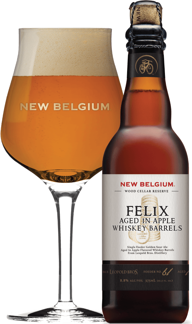 New Belgium Felix 老化啤酒 壁紙 — 一杯琥珀色的New Belgium Felix啤酒，帶有泡沫，放在黑色背景的瓶子旁邊。