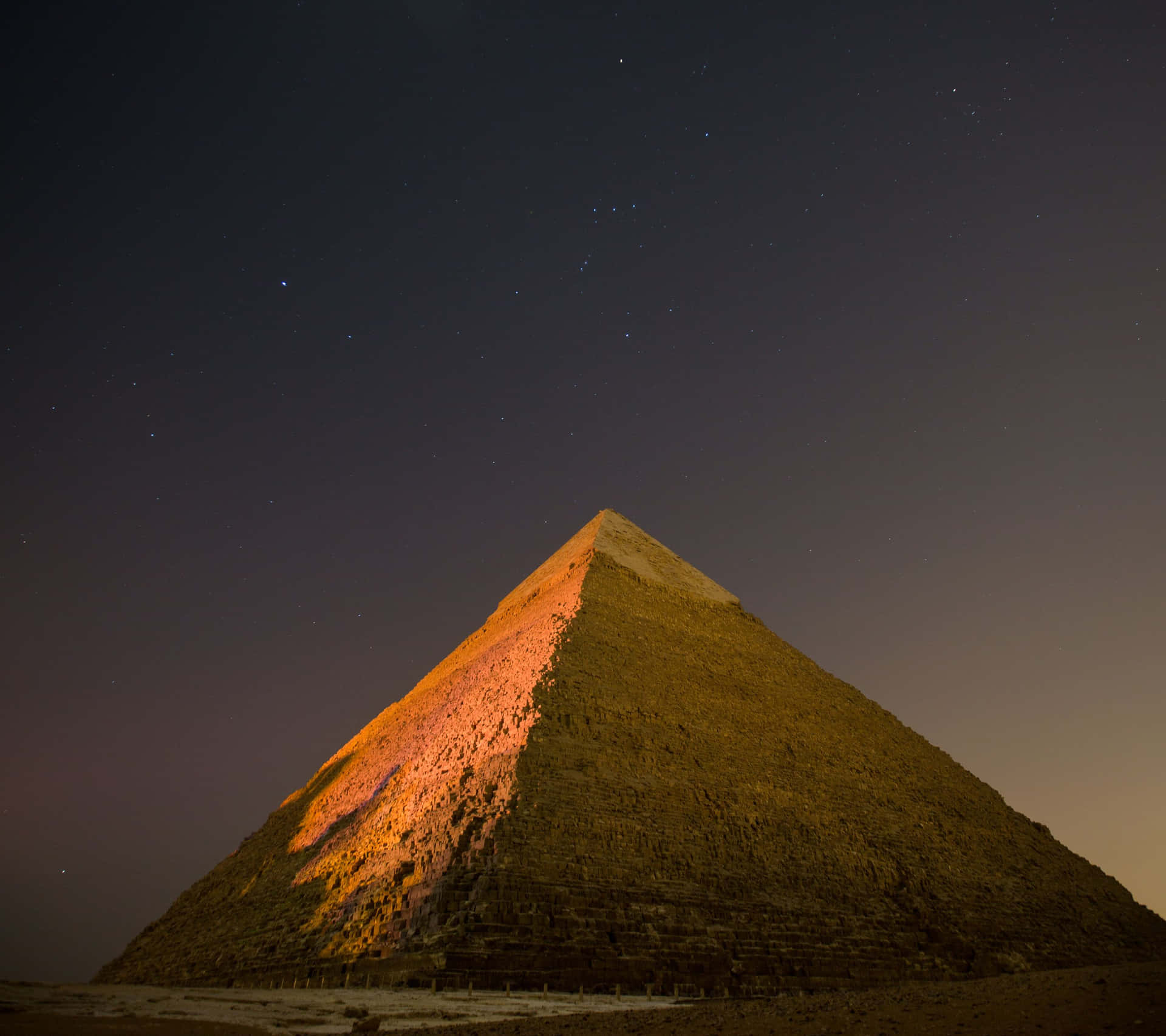 沙漠星空下閃爍的古老金字塔