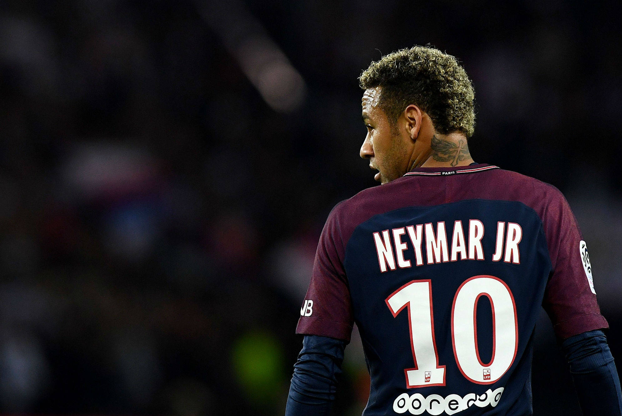 Neymar Jr 10號球衣 壁紙 — 尼馬 Jr 在夜間足球比賽中穿著 PSG 球衣 10 號的特寫。