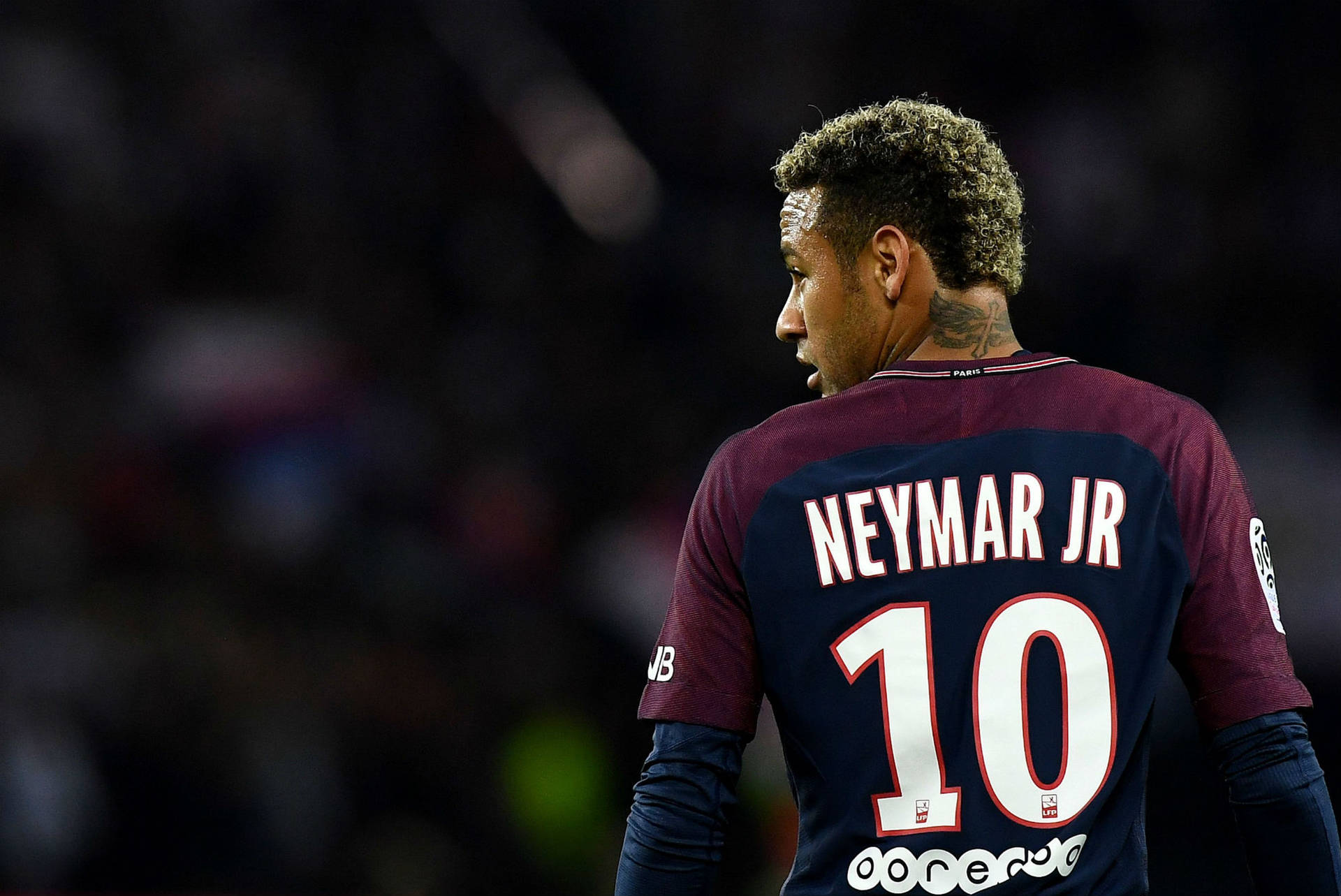 尼馬 Jr 穿著 PSG 球衣 10 號在夜間足球比賽中。