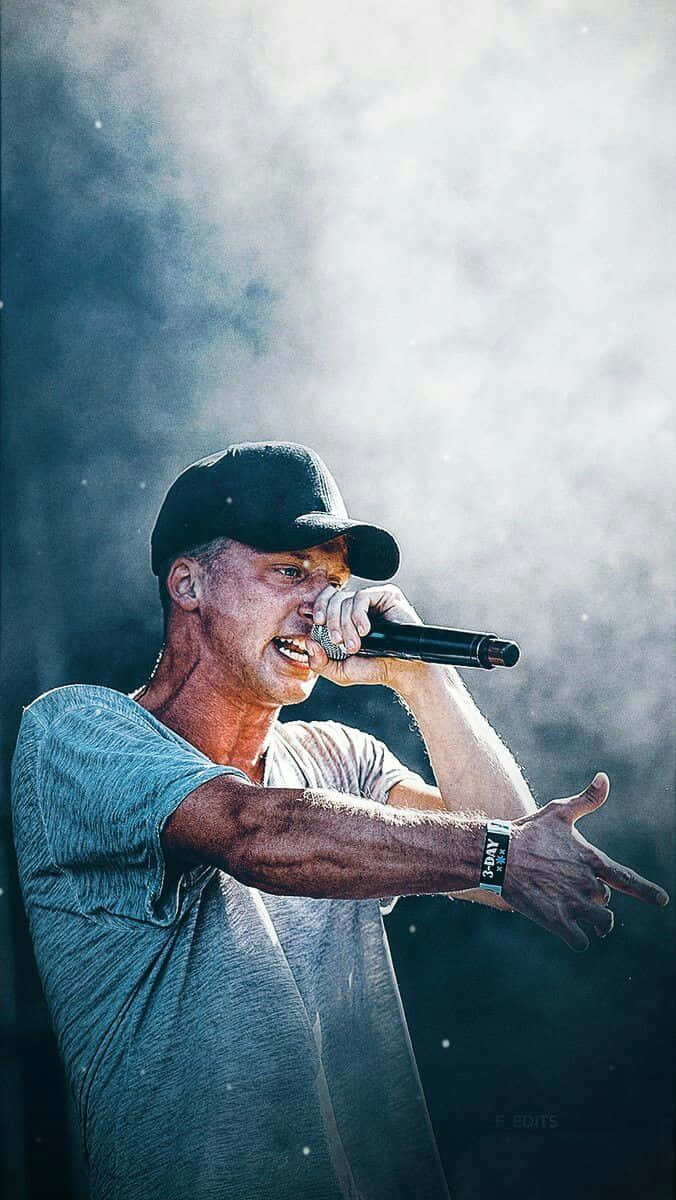 歌手在煙霧和戲劇性燈光下在舞台上表演。