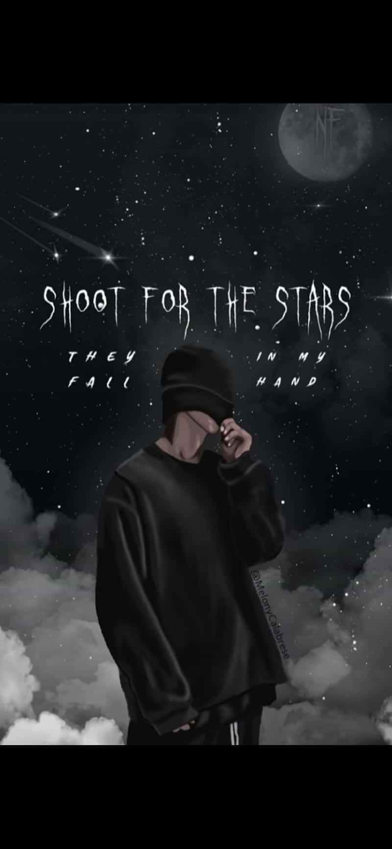 穿著黑色連帽衫的人在星空夜空下，有月亮和雲朵，拿著手機。