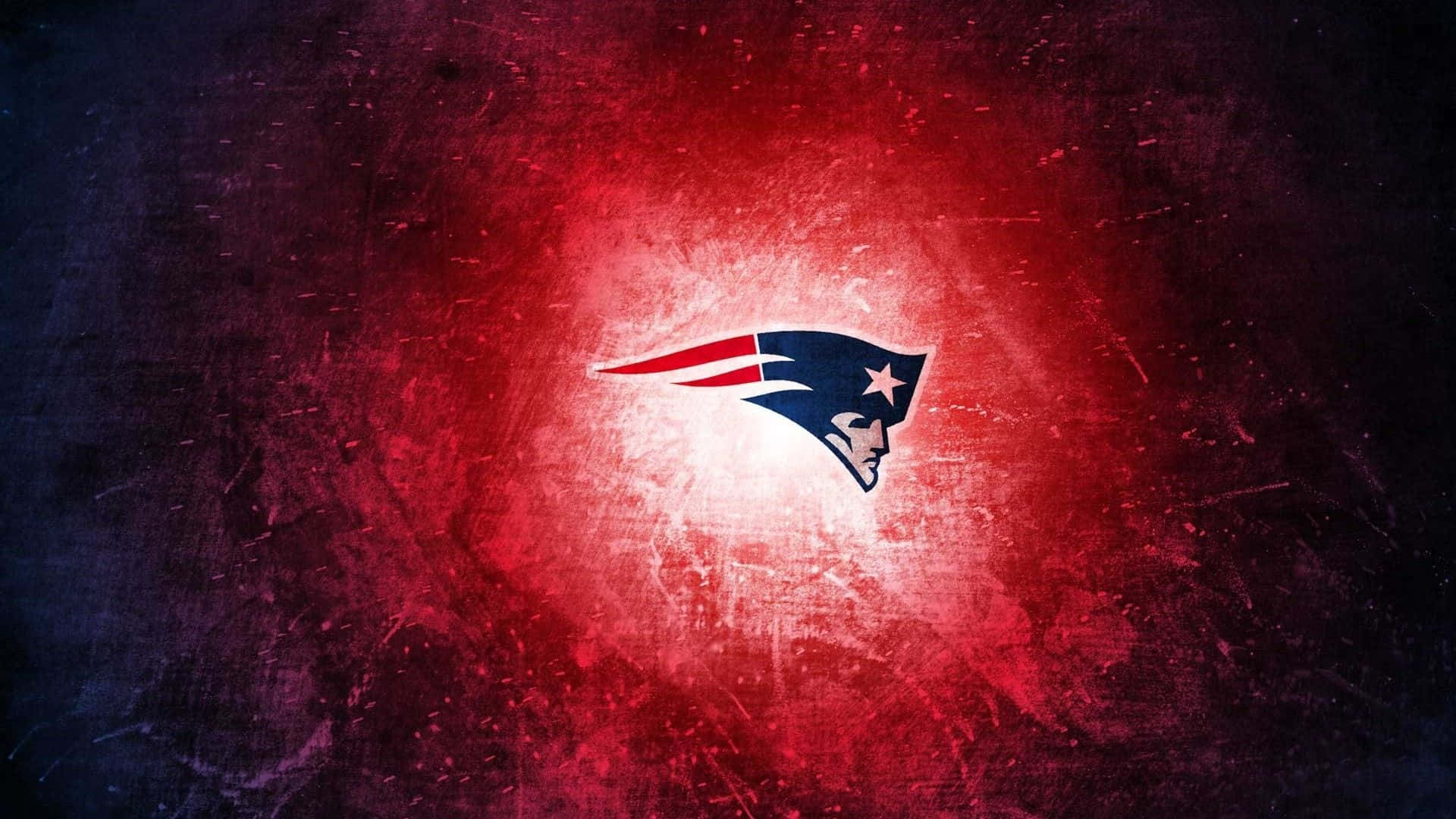 用爱国者隊桌面壁紙支持你最愛的 NFL 球隊 壁紙 — 一個大膽的新英格蘭愛國者標誌在粗糙的深色背景上發出紅光。