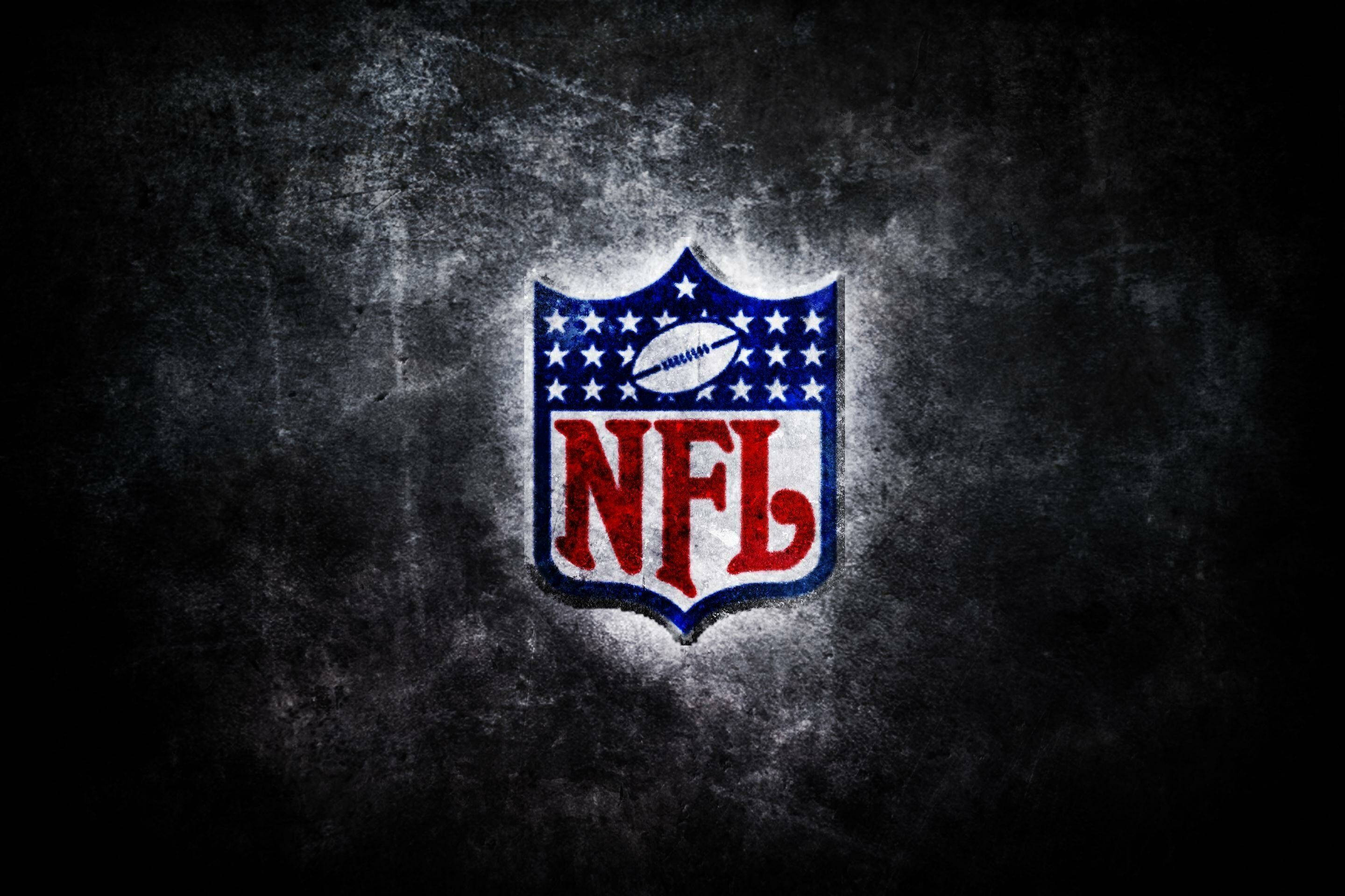 酷炫NFL深色標誌 壁紙 — NFL標誌在粗糙的深色紋理背景上閃耀著紅、白、藍星星。