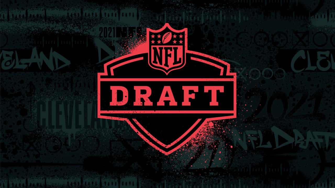 NFL Draft 2021 圖形 壁紙 — 大膽的紅色NFL選秀標誌帶有飛濺效果，在充滿褪色克利夫蘭和2021文字的深色紋理背景上脫穎而出。