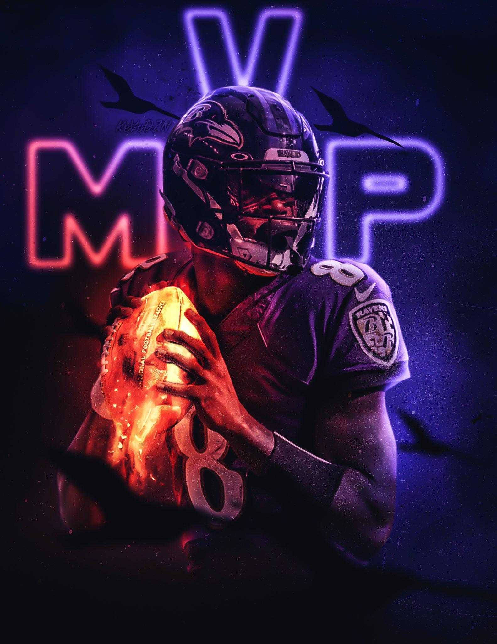NFL MVP拉馬爾·傑克遜 壁紙 — 一名穿著烏鴉隊球衣的足球運動員，在黑暗背景中手持發光的足球，背景有霓虹燈 'VMP' 字母和飛翔的烏鴉。
