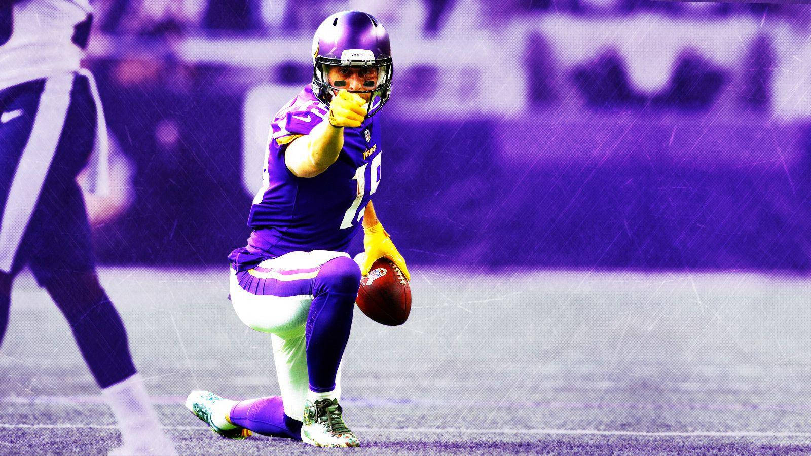 亞當·西倫NFL動能海報 壁紙 — 一名身穿紫色球衣的美式足球四分衛跪在地上，在戲劇性的紫色燈光下，將球指向前方。