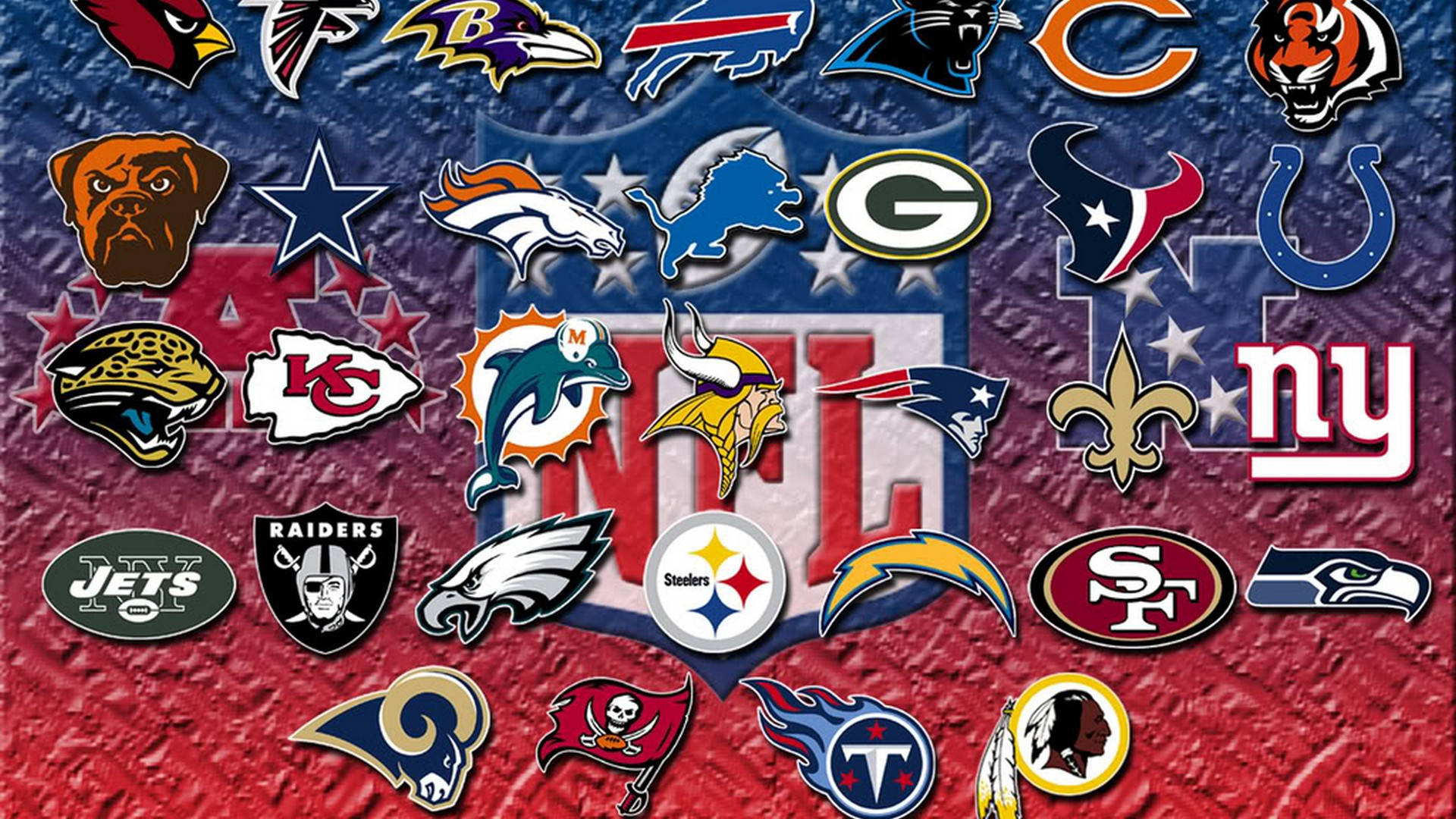 NFL 全隊標誌 壁紙 — 一個充滿活力的NFL球隊標誌拼貼畫，排列在有紋理的紅藍背景上。