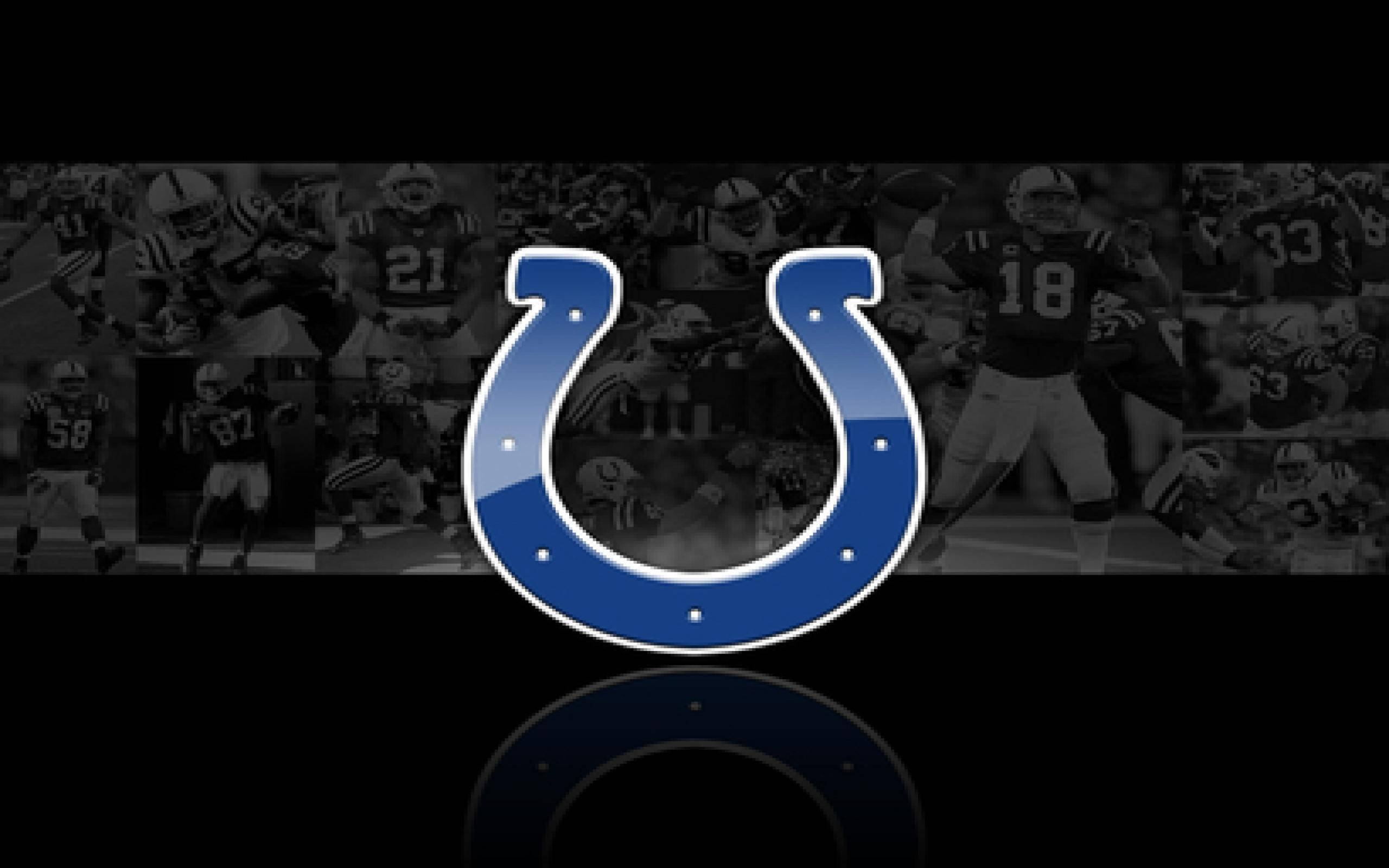 NFL 印第安納波利斯小馬隊馬蹄鐵標誌 壁紙 — 一個大膽的藍色印第安納波利斯小馬隊馬蹄鐵標誌，居中放置在黑白美式足球運動員動作拼貼畫之上。